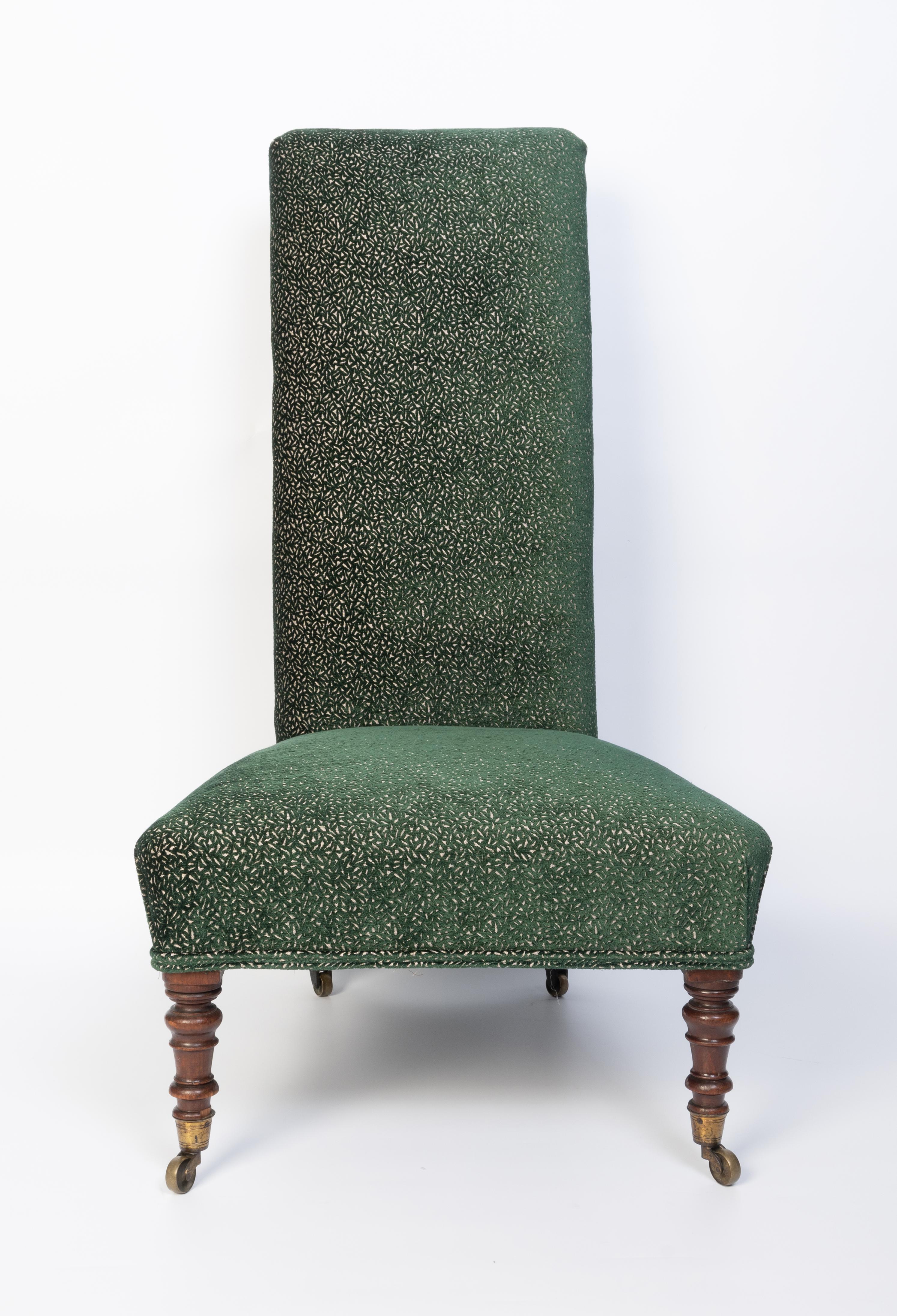 Antiker englischer viktorianischer neu gepolsterter Prie-Dieu-Stuhl/Beistellstuhl, um 1880
Gedrechselte Mahagoni-Beine auf Messing-Topfrollen.
In ausgezeichnetem Zustand.