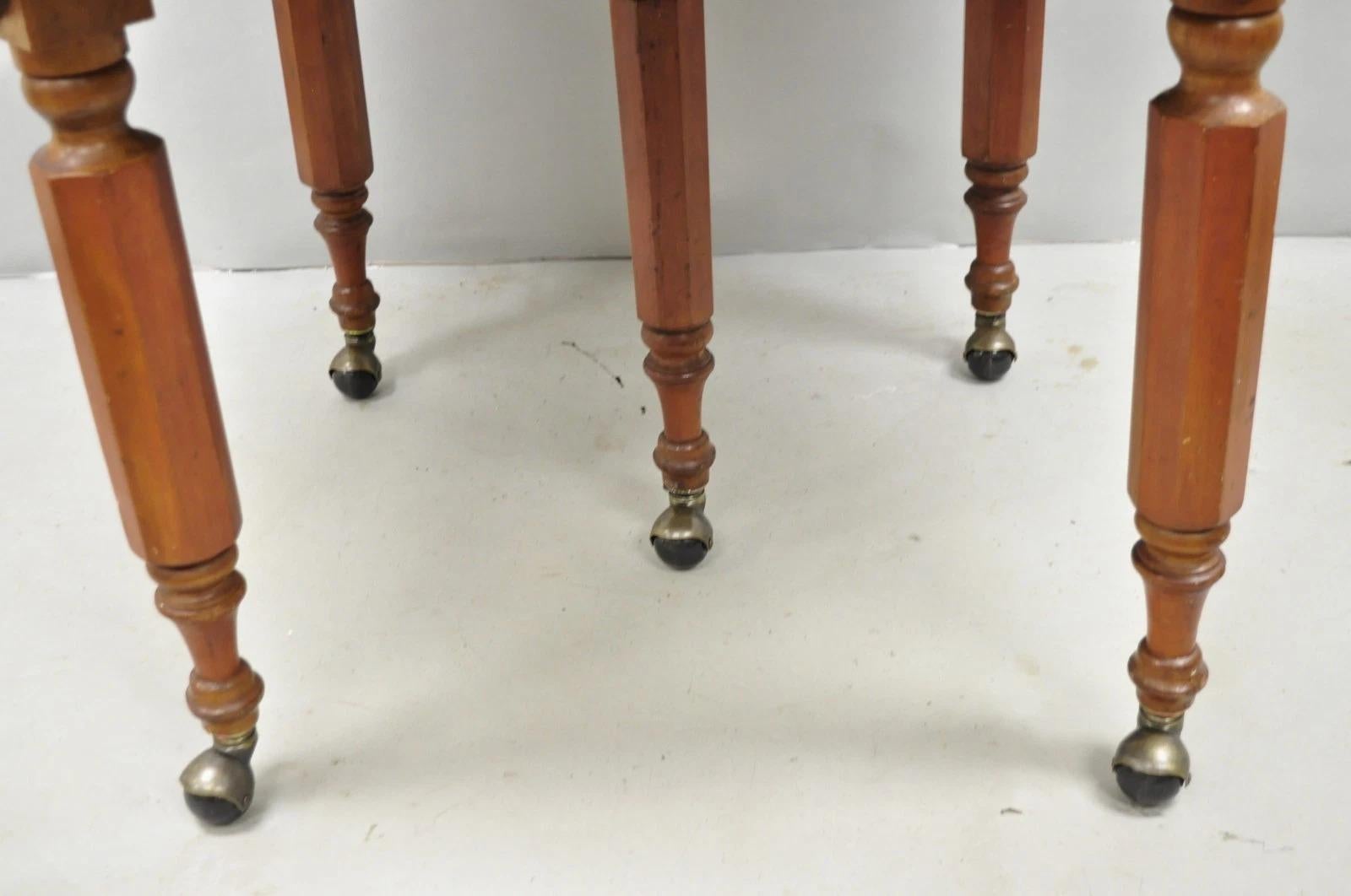 Ancienne table de salle à manger à rallonge en chêne et bois d'orme anglais victorien avec 3 abattants en vente 11