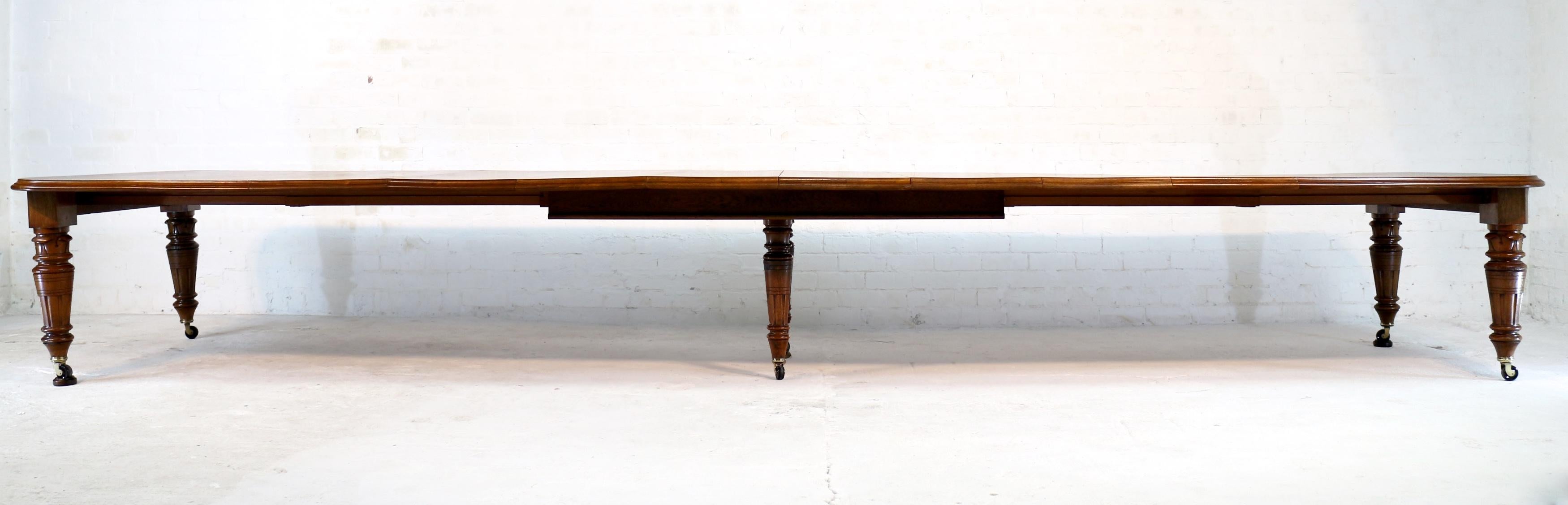 Antique English Victorian Oak Extending 20 Seat Dining Table & 8 Leaves In Good Condition In Glasgow, GB