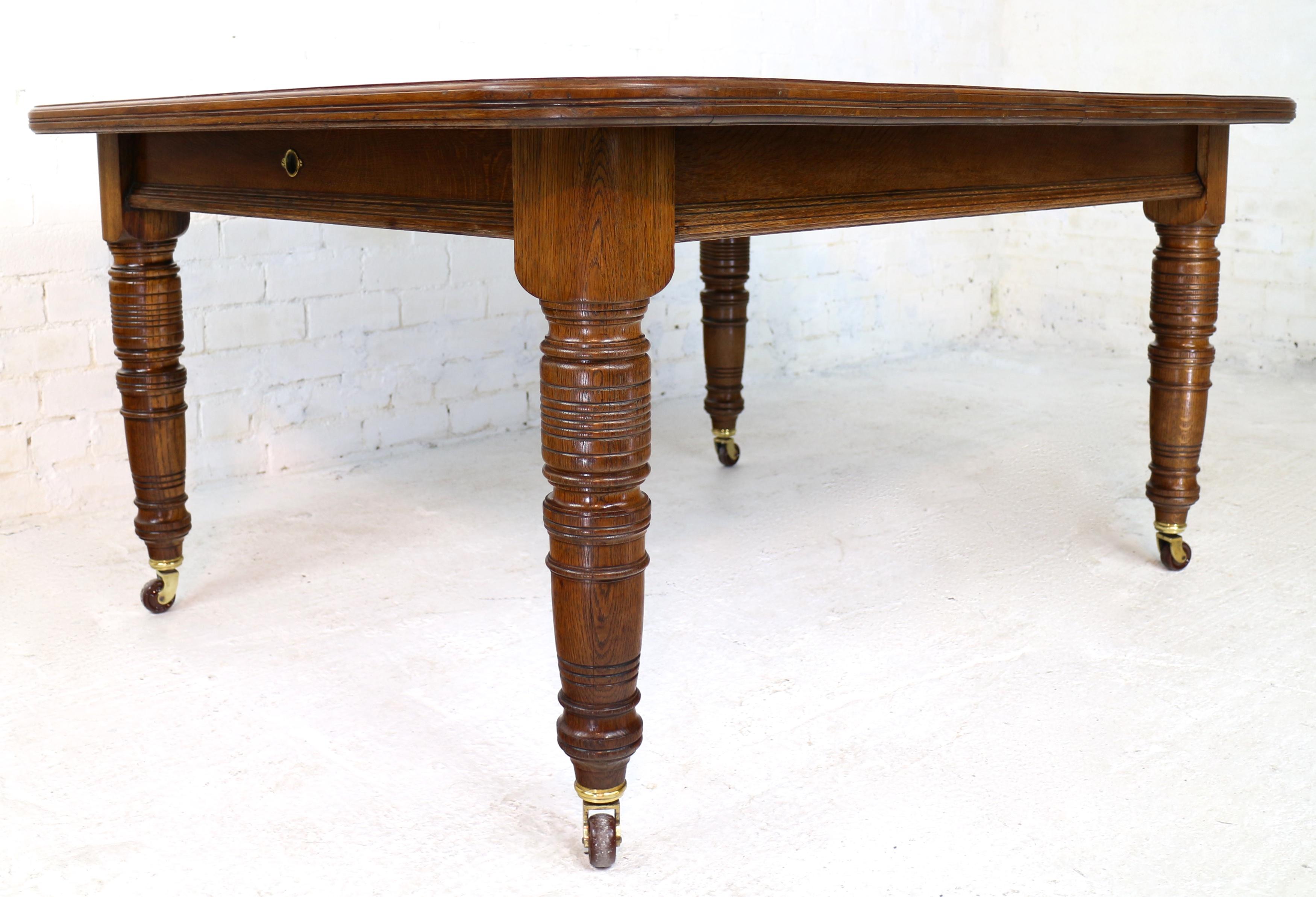 Antique English Victorian Oak Extending Dining Table & 3 Leaves, Seats 12 For Sale 4