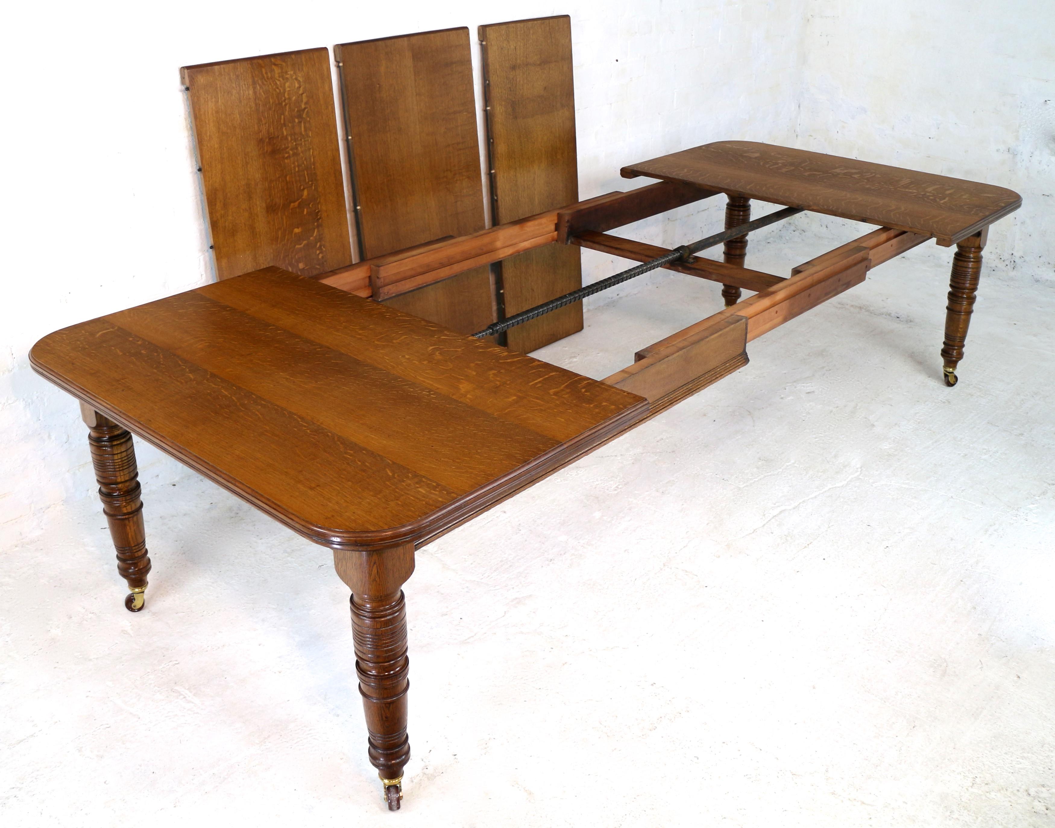 Antique English Victorian Oak Extending Dining Table & 3 Leaves, Seats 12 In Good Condition For Sale In Glasgow, GB