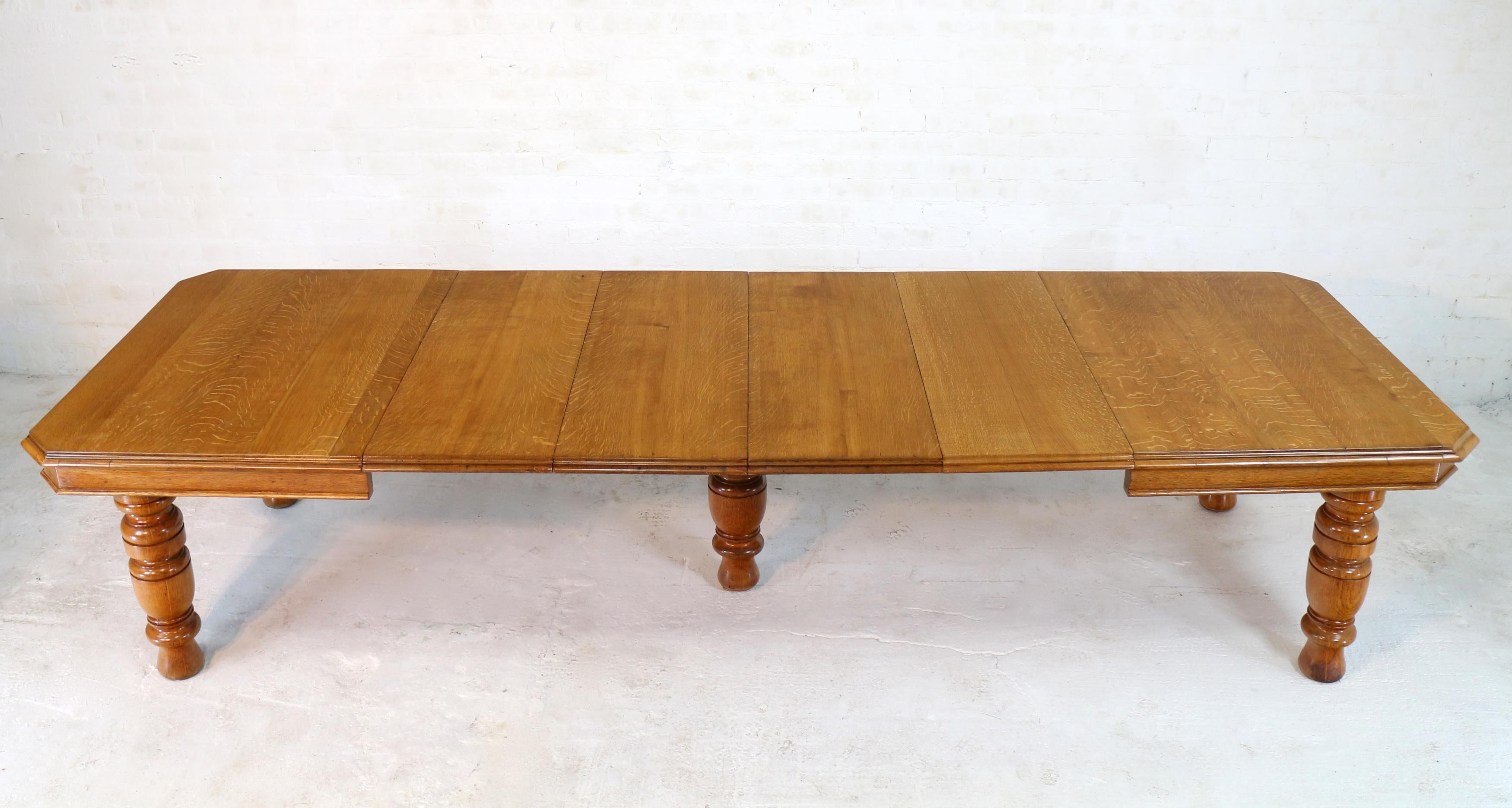 Antique English Victorian Oak Extending Dining Table & 4 Leaves, 12ft/Seats 14 In Good Condition For Sale In Glasgow, GB
