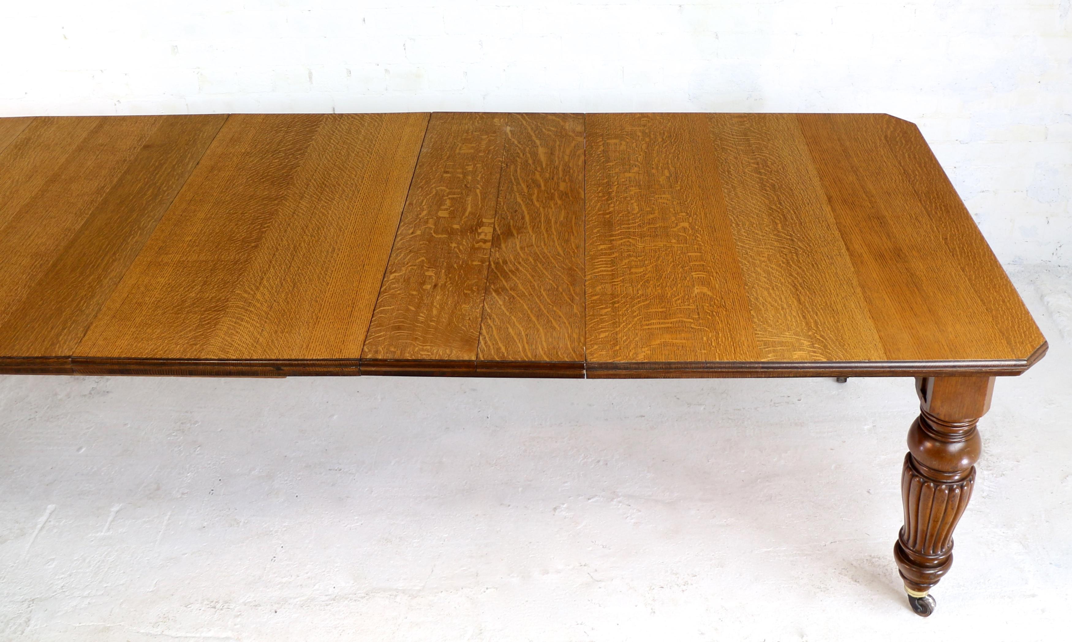 Antique English Victorian Oak Extending Dining Table and 4 Leaves by Selbat In Good Condition In Glasgow, GB