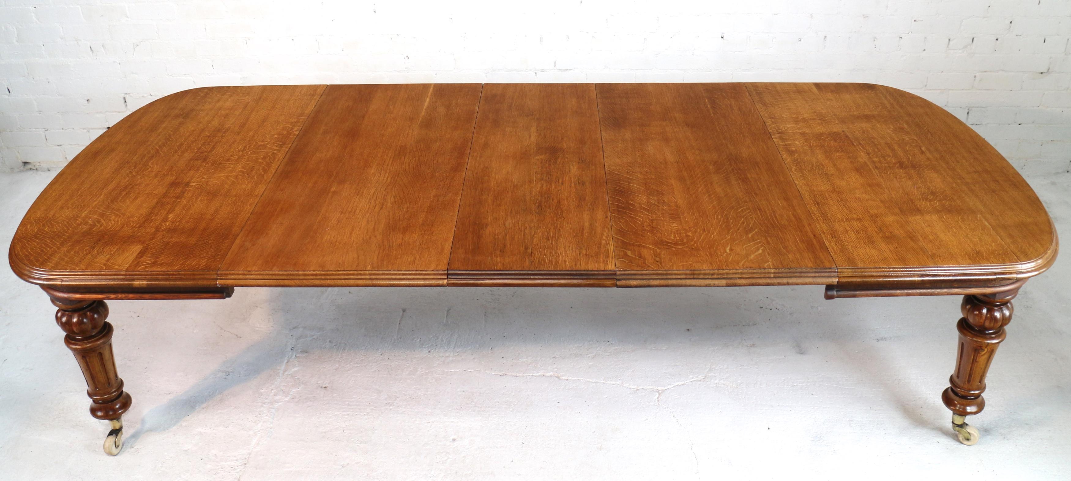 Antique English Victorian Oak Extending Dining Table and Three Leaves In Good Condition In Glasgow, GB