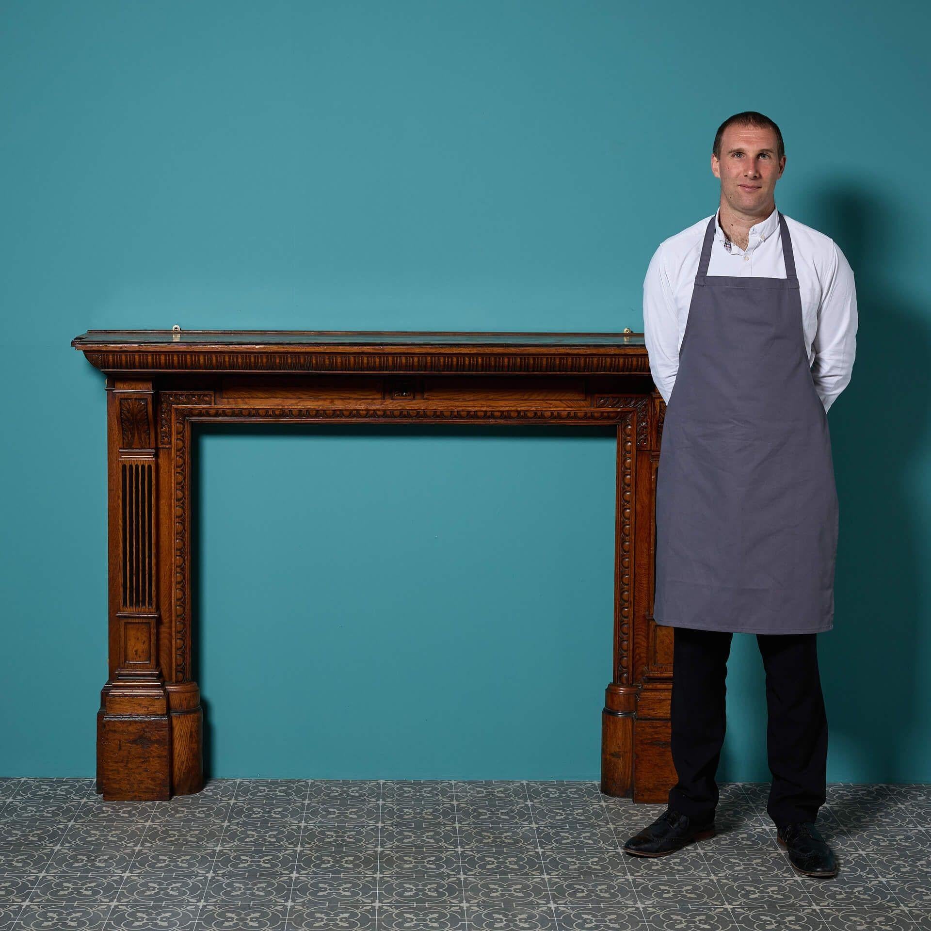 Un antico caminetto inglese vittoriano in quercia presentato nella sua finitura originale. Questo pezzo grande e imponente è ricavato da tagli di quercia di alta qualità, con un'eccezionale venatura del legno.

I blocchi dei piedi a cascata