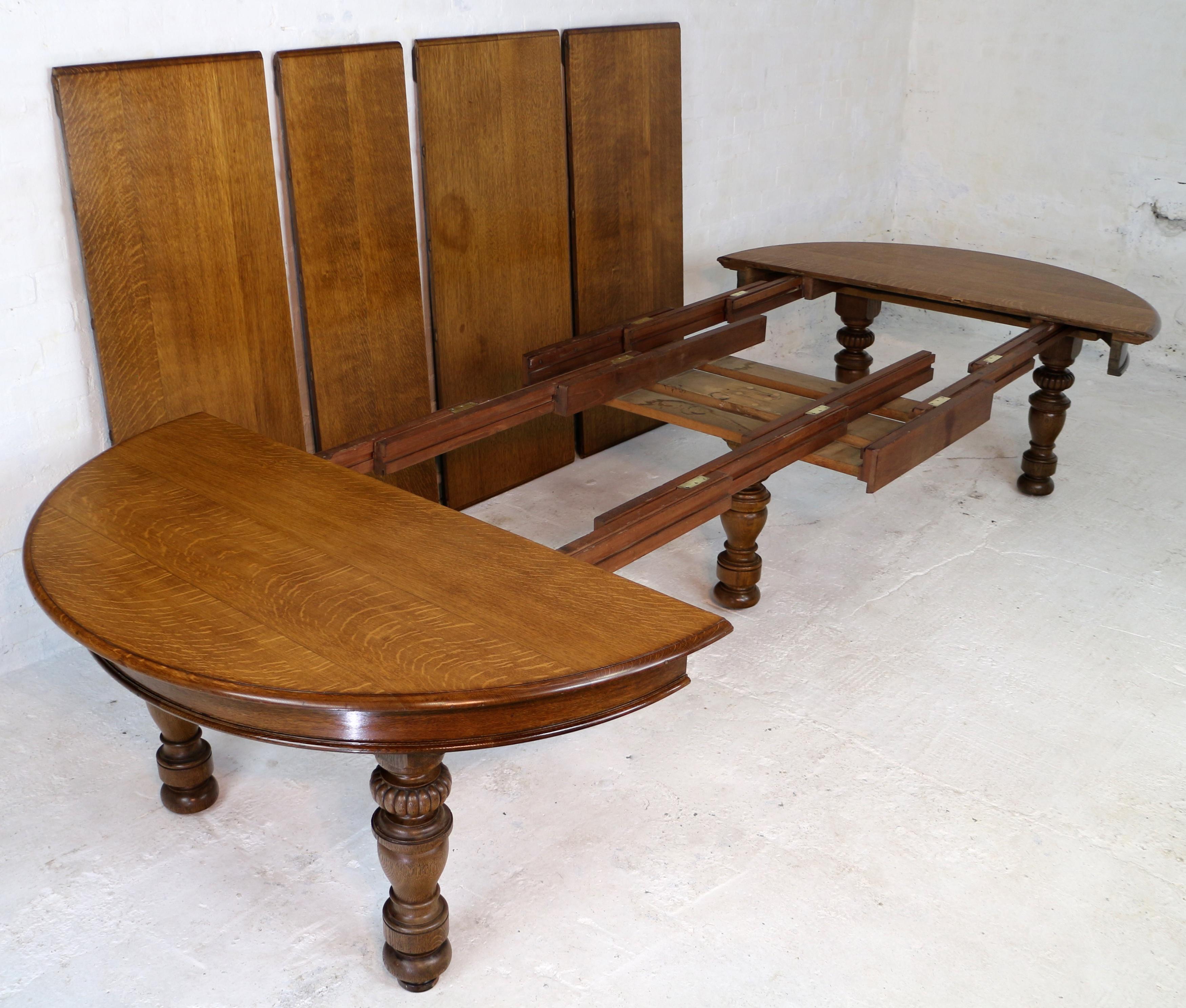 Antique English Victorian Oak Round Extending Dining Table and 4 Leaves In Good Condition In Glasgow, GB