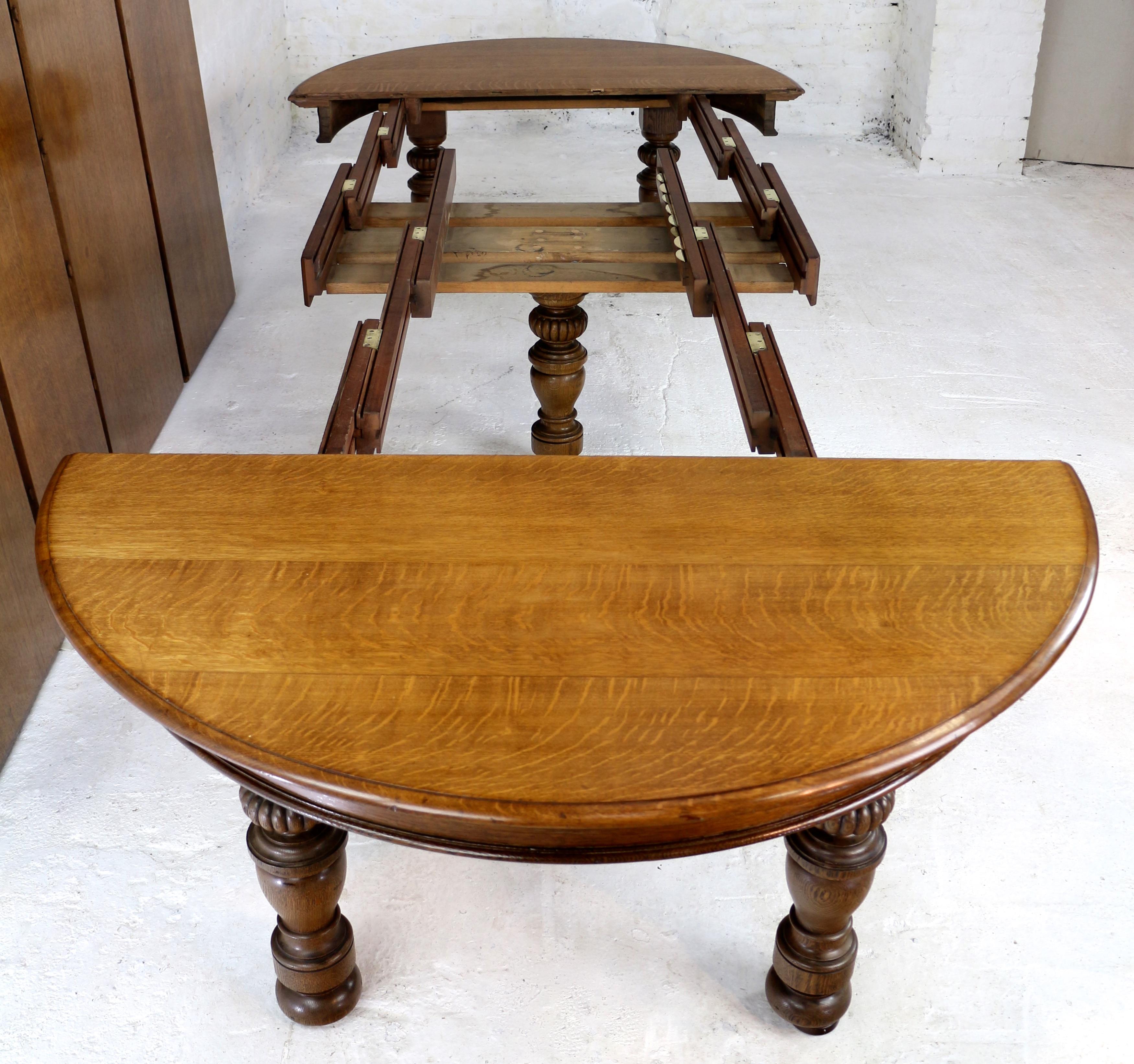 19th Century Antique English Victorian Oak Round Extending Dining Table and 4 Leaves