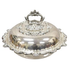 Antique English Victorian Ornate Round Silver Plated Rococo Lidded Serving Dish (Plat de service à couvercle)