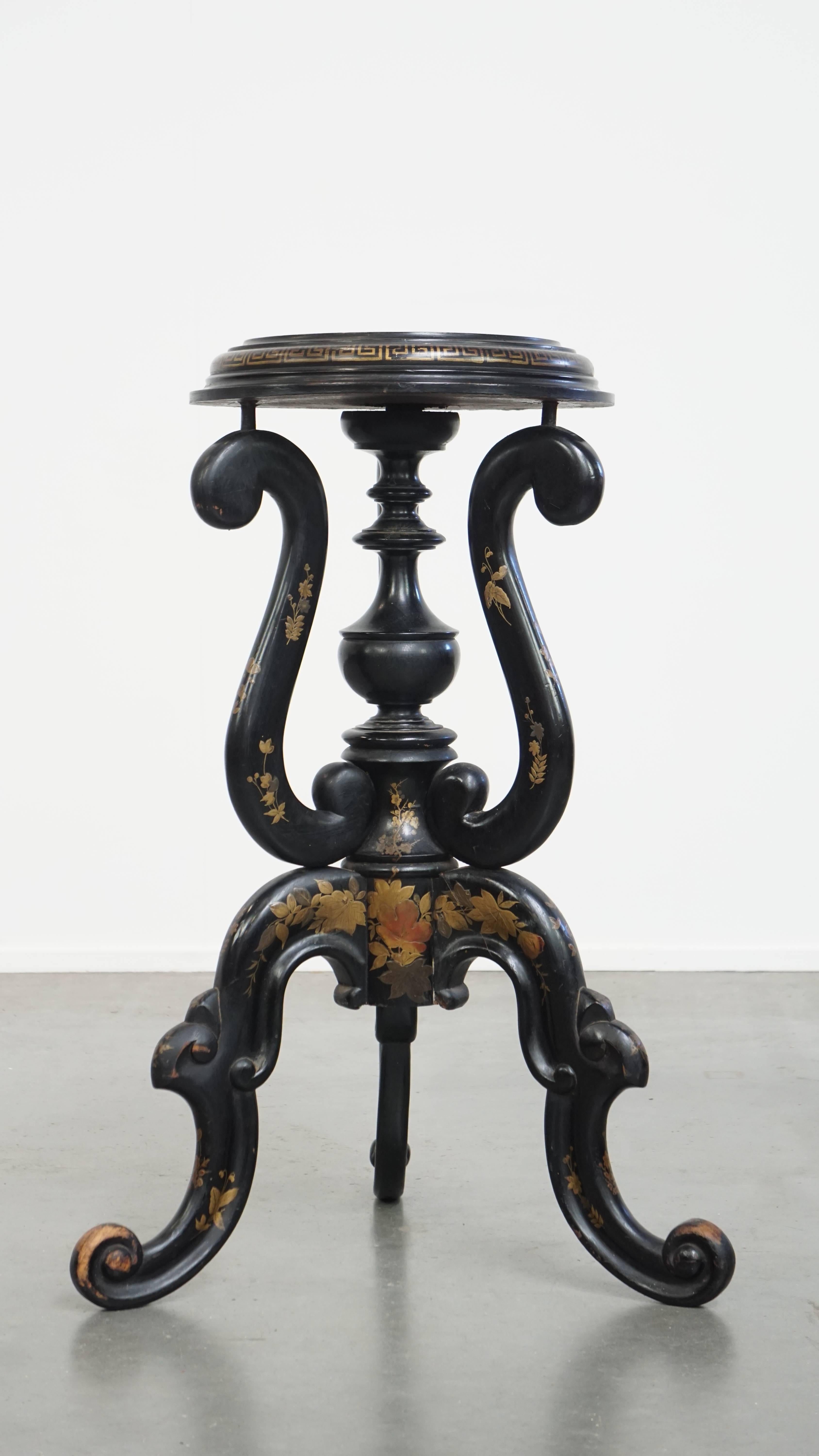 Nous vous proposons ici une très belle table d'appoint victorienne anglaise de style japonais, datant du milieu du 19e siècle. 

Lorsqu'il s'agit de rendre un intérieur vraiment unique et passionnant, la magie réside souvent dans les petits détails.
