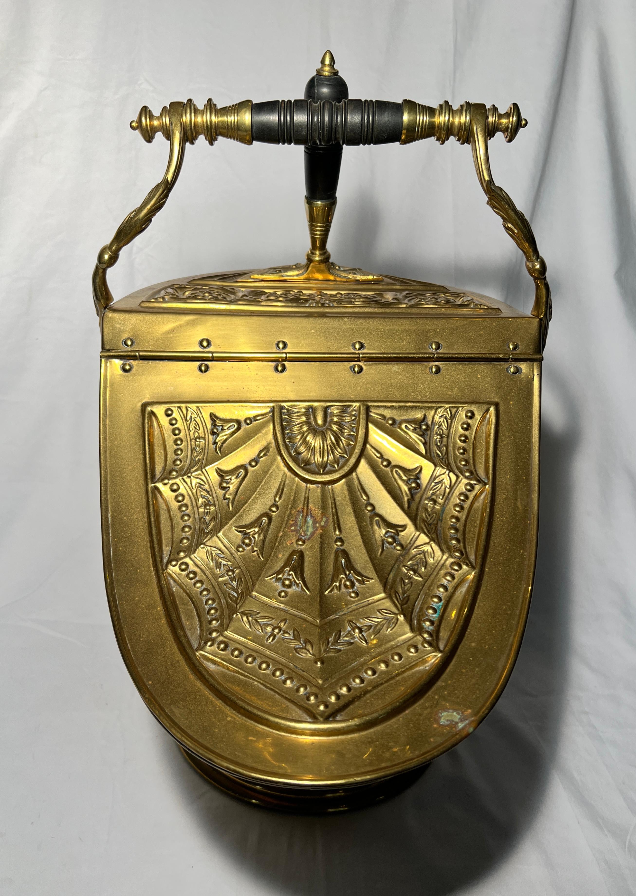 Antique English Victorian Polished Brass Coal Bucket, circa 1880 In Good Condition For Sale In New Orleans, LA