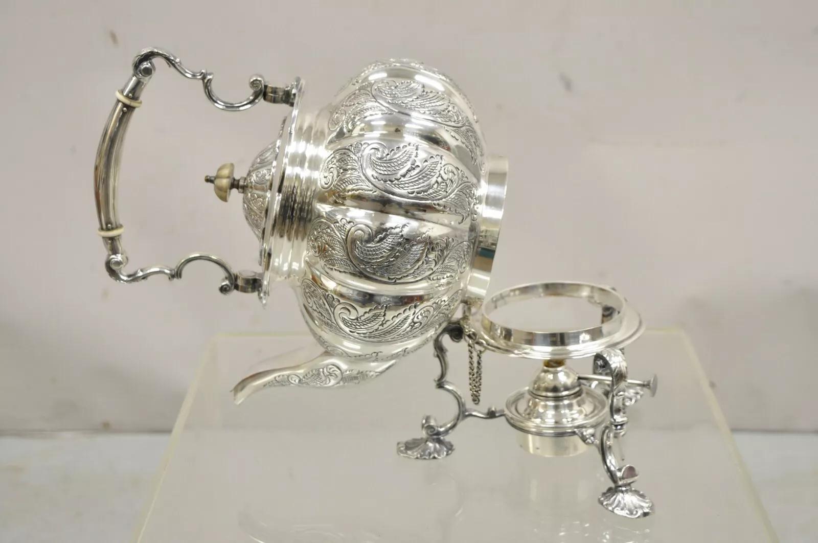 Antico Vittoriano Inglese PS Co. Teiera ribaltabile placcata in argento con base riscaldante. L'oggetto presenta una base con piedi, una maniglia inclinabile, un corpo decorato e un marchio originale. Circa all'inizio del XX secolo. Misure: 14