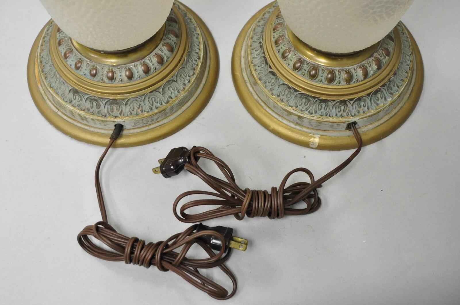 Antigua lámpara de mesa inglesa victoriana de cristal pintado a mano con pájaros - un par en venta 3