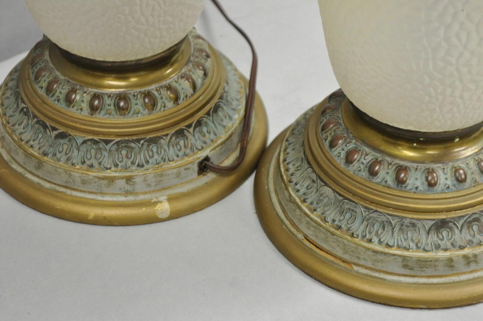 Antigua lámpara de mesa inglesa victoriana de cristal pintado a mano con pájaros - un par en venta 4