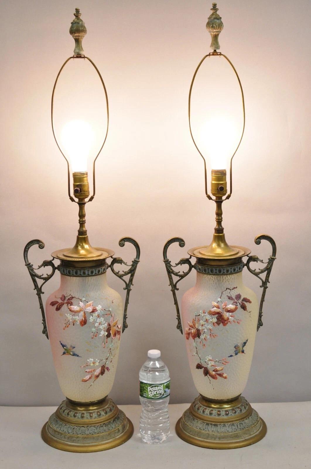 Antiguas lámparas de sobremesa inglesas victorianas de cristal pintado a mano con pájaros y flores, con soportes de bronce ornamentado - un par. Principios del siglo XX. Medidas: 36,5