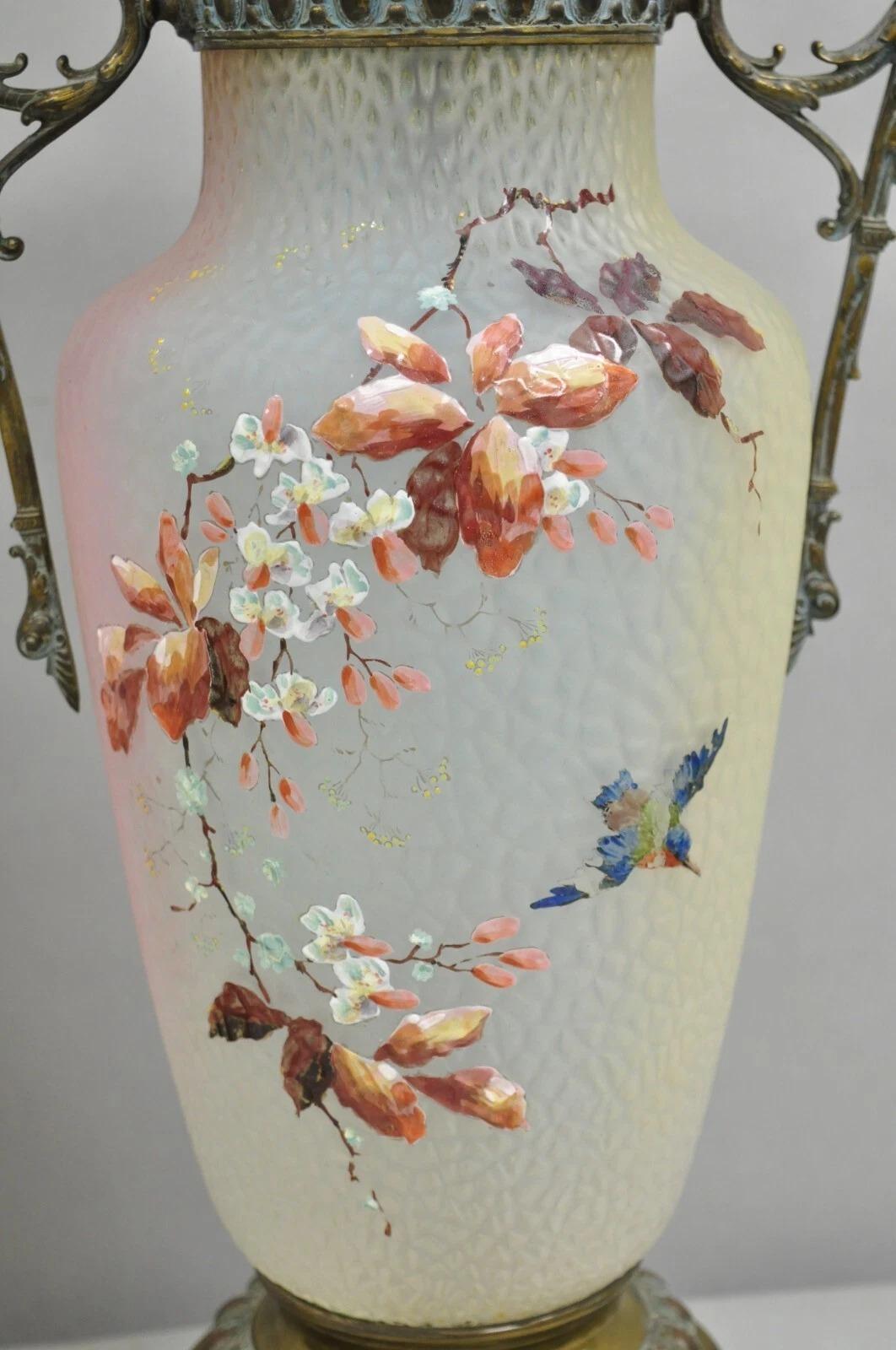 Antigua lámpara de mesa inglesa victoriana de cristal pintado a mano con pájaros - un par Victoriano en venta