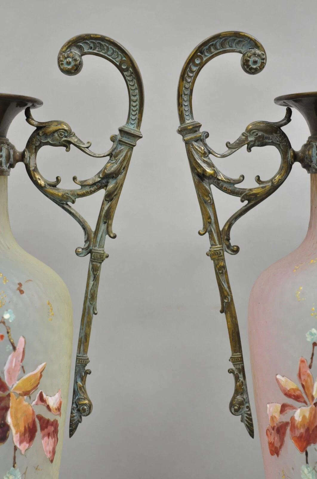 Antigua lámpara de mesa inglesa victoriana de cristal pintado a mano con pájaros - un par Desconocido en venta