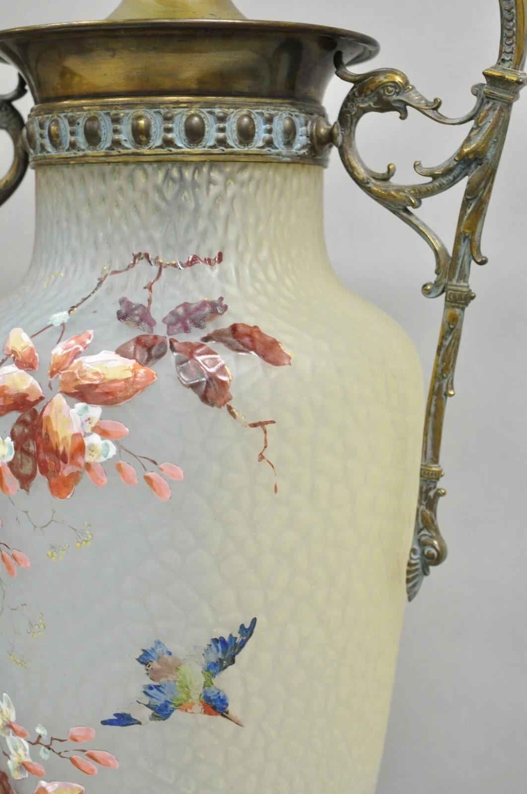 Antigua lámpara de mesa inglesa victoriana de cristal pintado a mano con pájaros - un par en Bueno estado para la venta en Philadelphia, PA