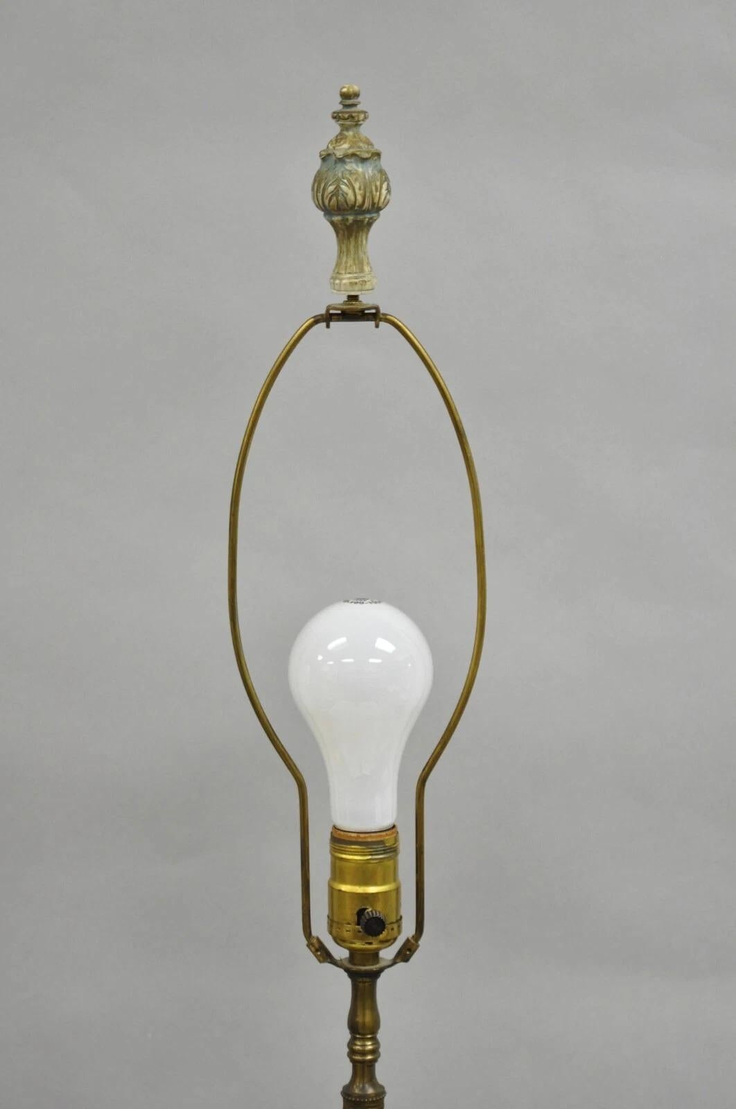 Antigua lámpara de mesa inglesa victoriana de cristal pintado a mano con pájaros - un par siglo XX en venta