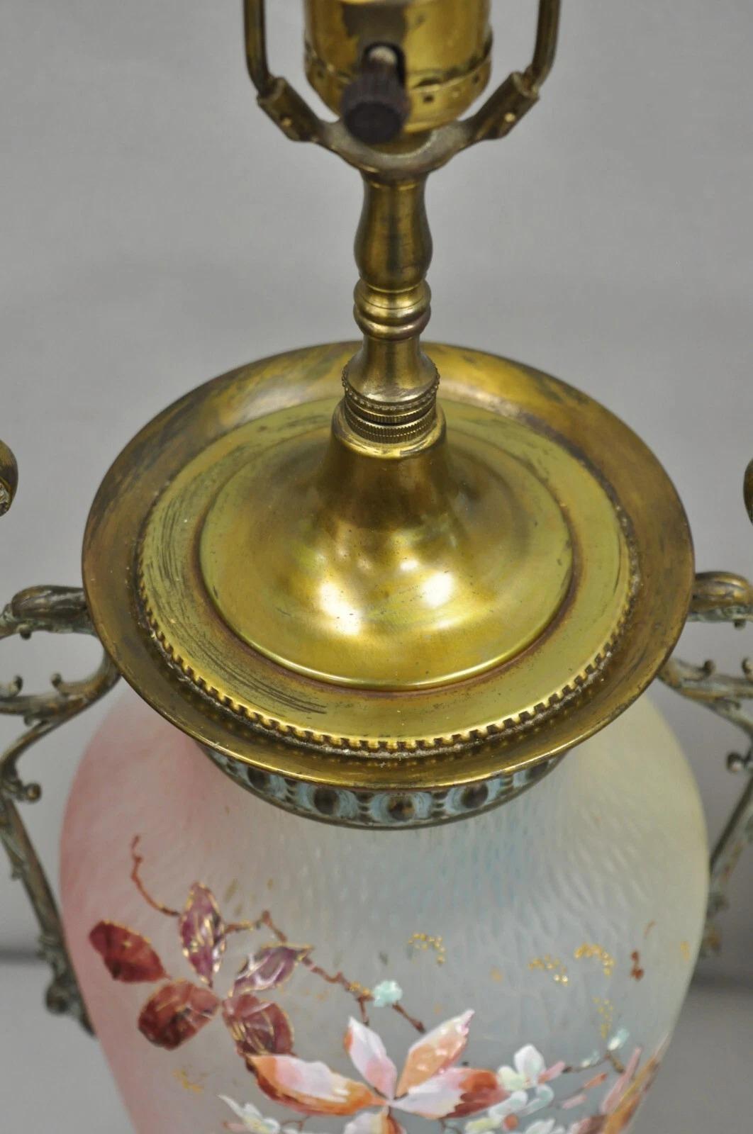 Antigua lámpara de mesa inglesa victoriana de cristal pintado a mano con pájaros - un par Vidrio en venta