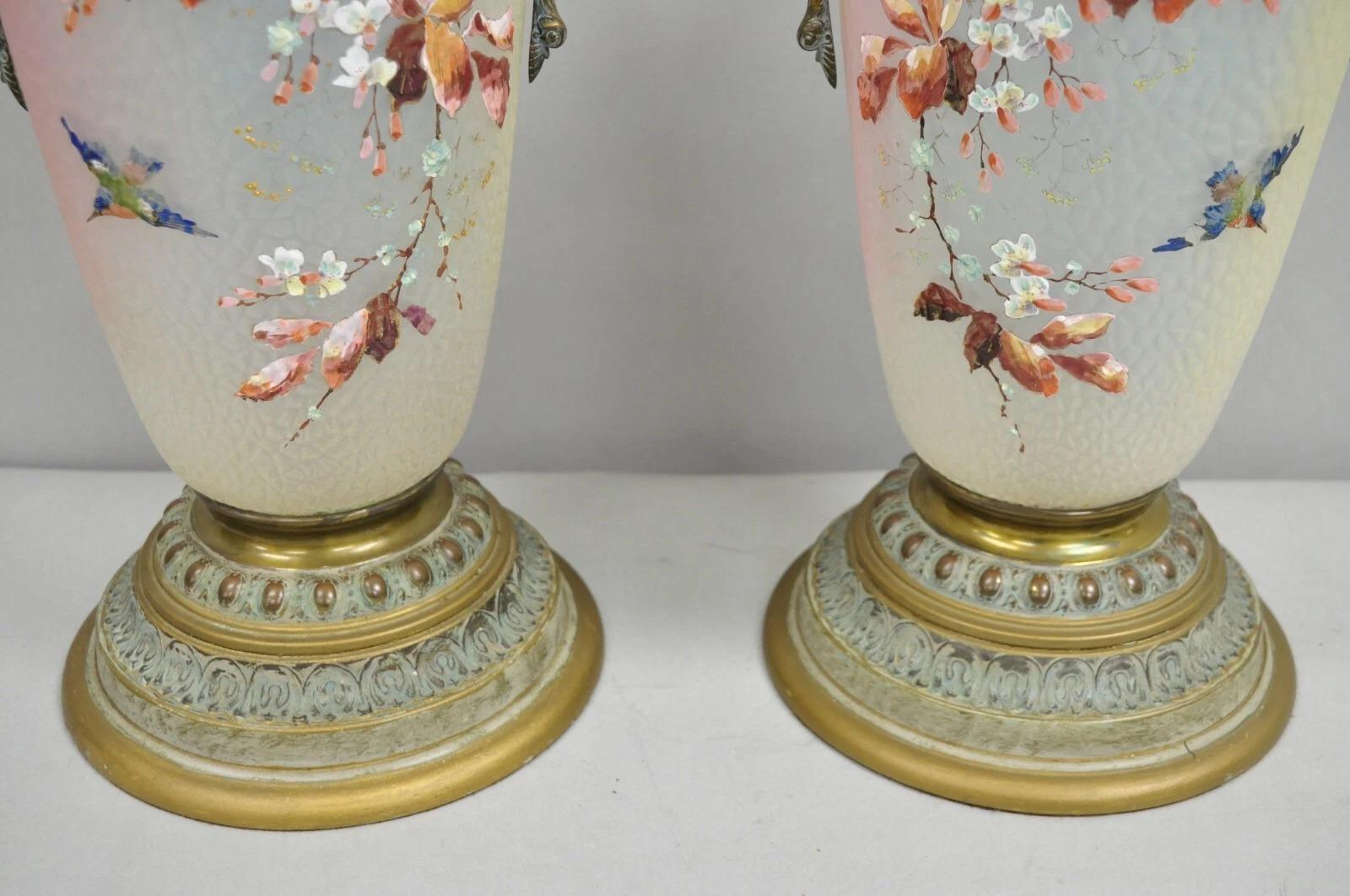 Antigua lámpara de mesa inglesa victoriana de cristal pintado a mano con pájaros - un par en venta 1