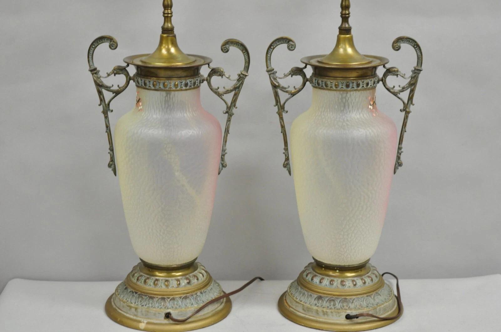 Antigua lámpara de mesa inglesa victoriana de cristal pintado a mano con pájaros - un par en venta 2