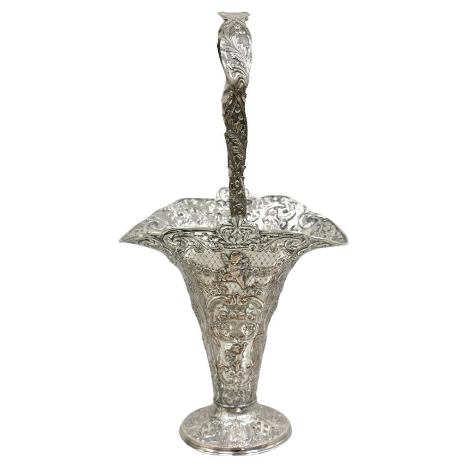 Ancien vase de mariée victorien anglais repoussé en argent avec chérubin