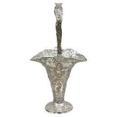 Antico vaso a cherubino inglese vittoriano placcato in argento Repousse Cestino per le spose