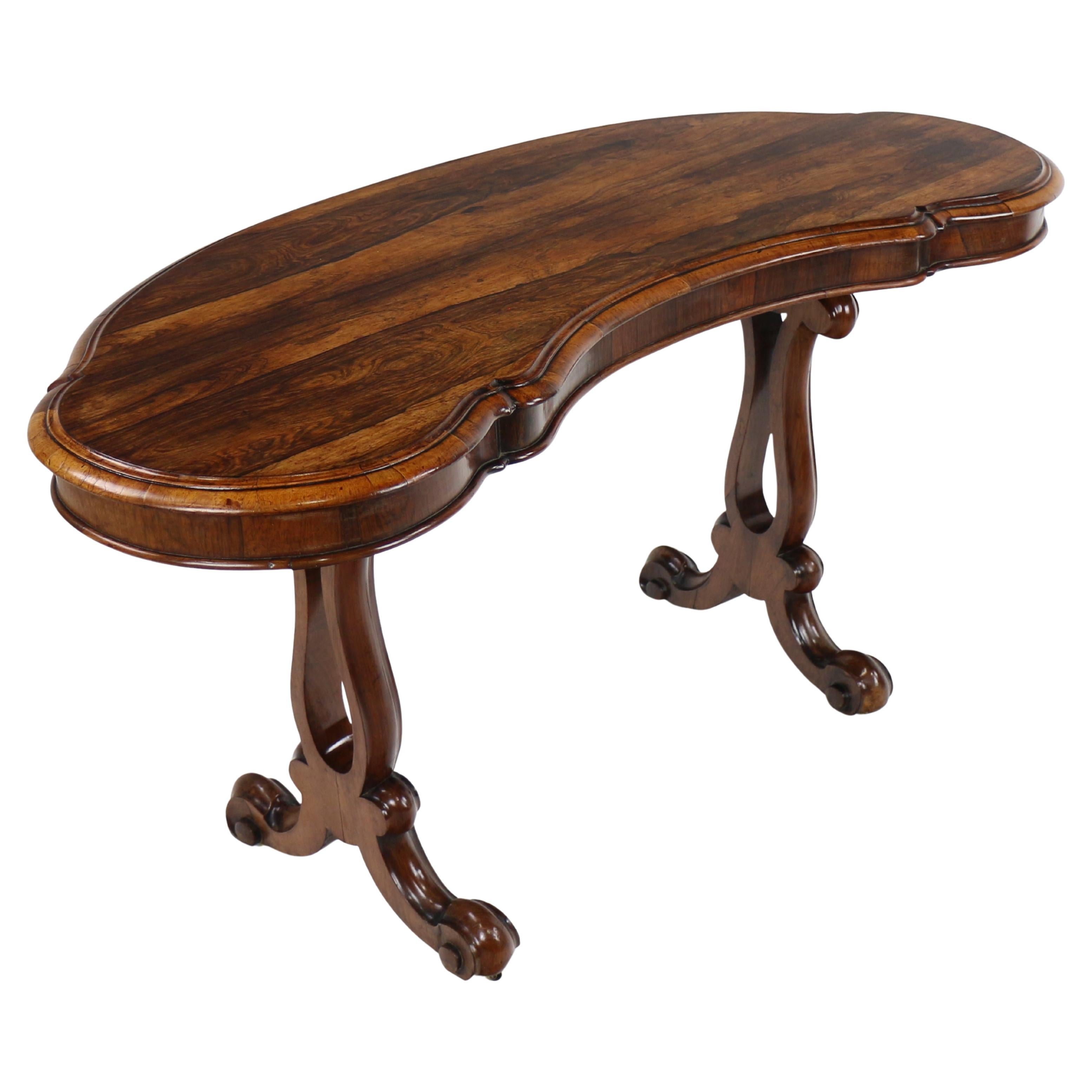 Ancienne table à écrire victorienne anglaise en bois de rose en forme de rein