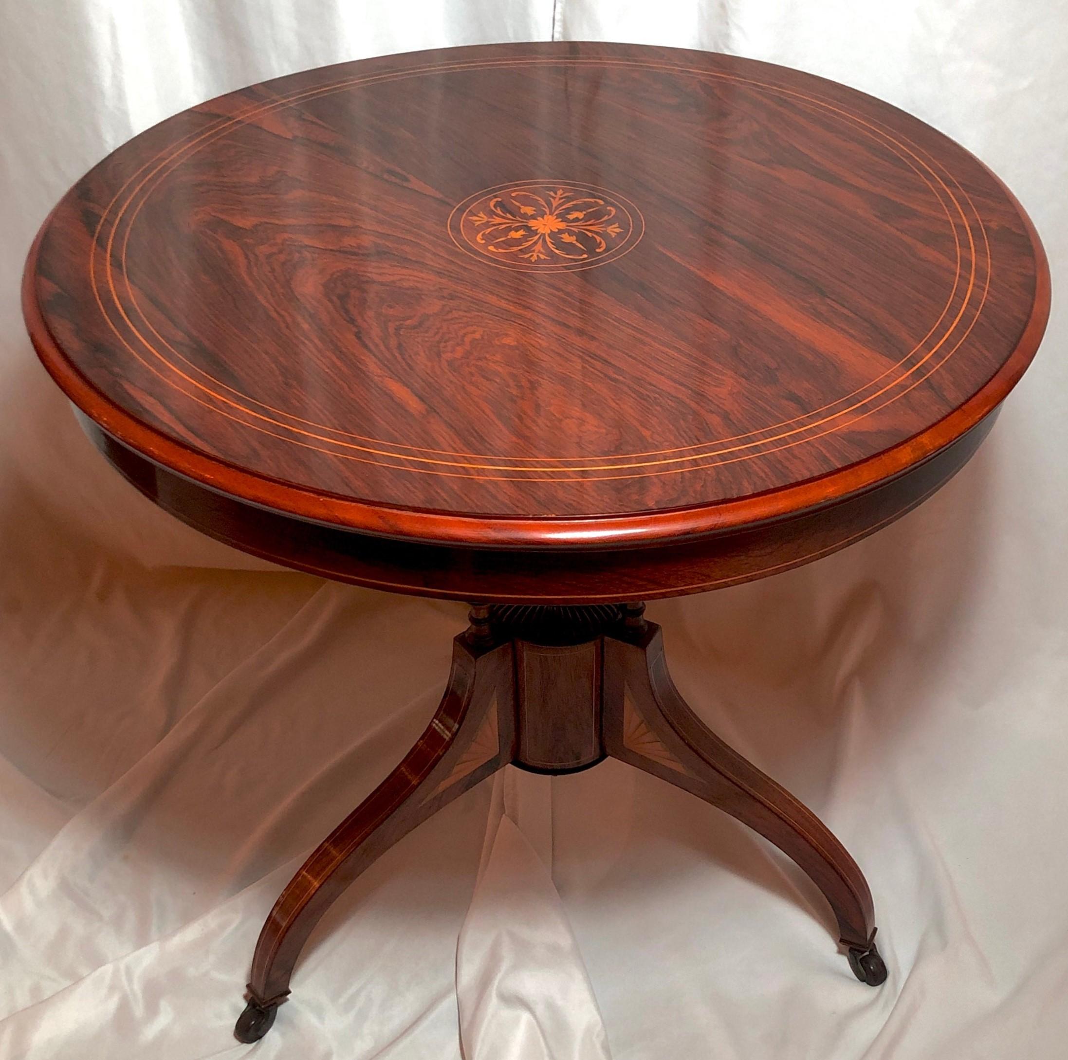 Ancienne table anglaise victorienne en palissandre avec incrustation, Circa 1860- 1870.