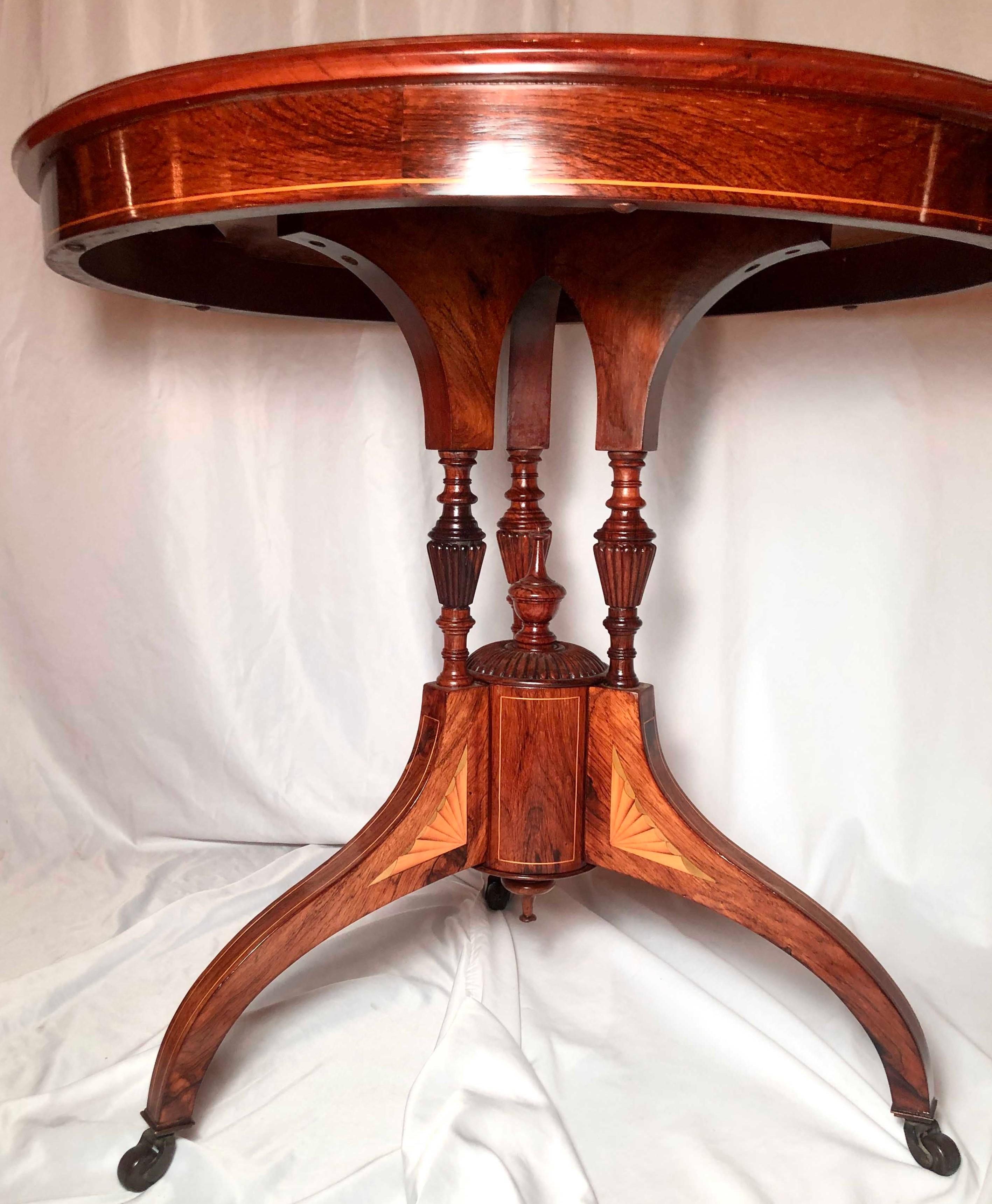 Victorien Ancienne table victorienne anglaise en bois de rose avec incrustation, vers 1860- 1870 en vente