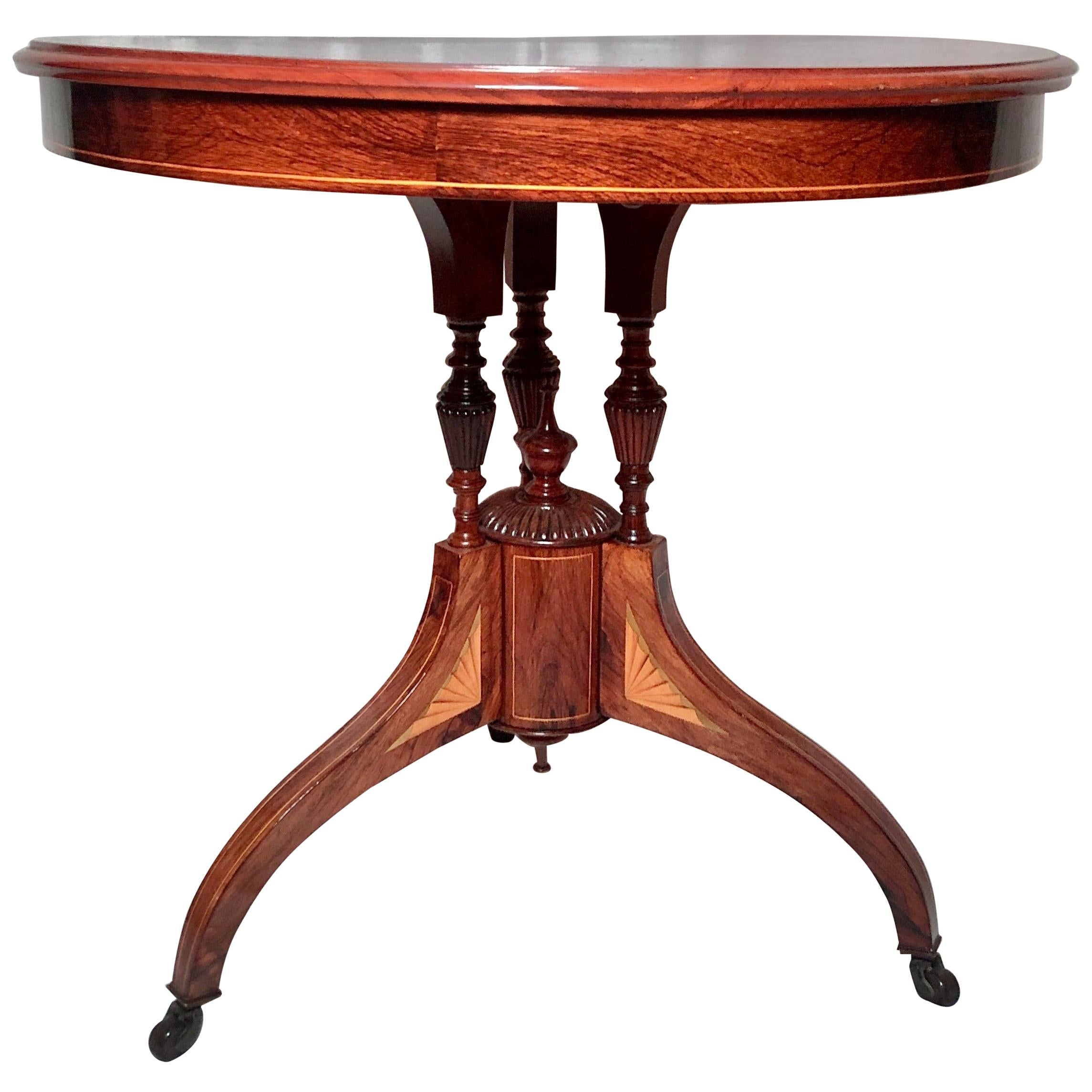 Ancienne table victorienne anglaise en bois de rose avec incrustation, vers 1860- 1870 en vente
