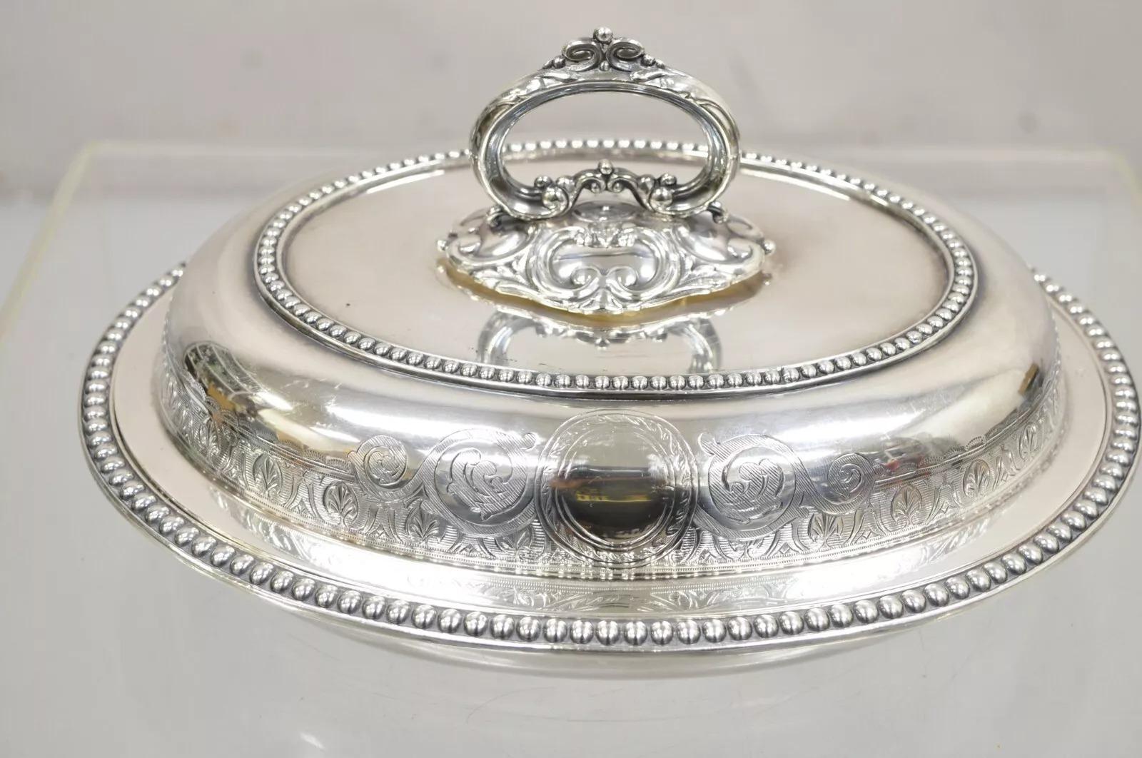 Antigua fuente inglesa victoriana con grabado de volutas y cubierta para servir verduras. Presenta bordes de cuentas únicos, asa ornamentada y grabados con volutas. Muy buen plato inglés. Principios del siglo XX. Medidas: 15 cm de alto x 15,5 cm de