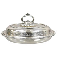 Antigua fuente inglesa victoriana con grabados y volutas para servir verduras