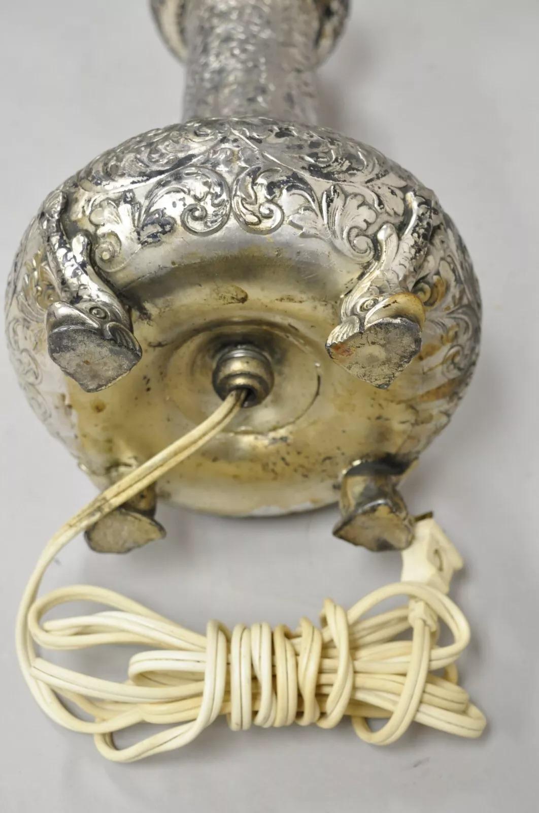 Antike englische viktorianische vergoldete Zinn-Tischlampe aus Silber mit Regency- Delphin-Füßen aus Silber im Angebot 3