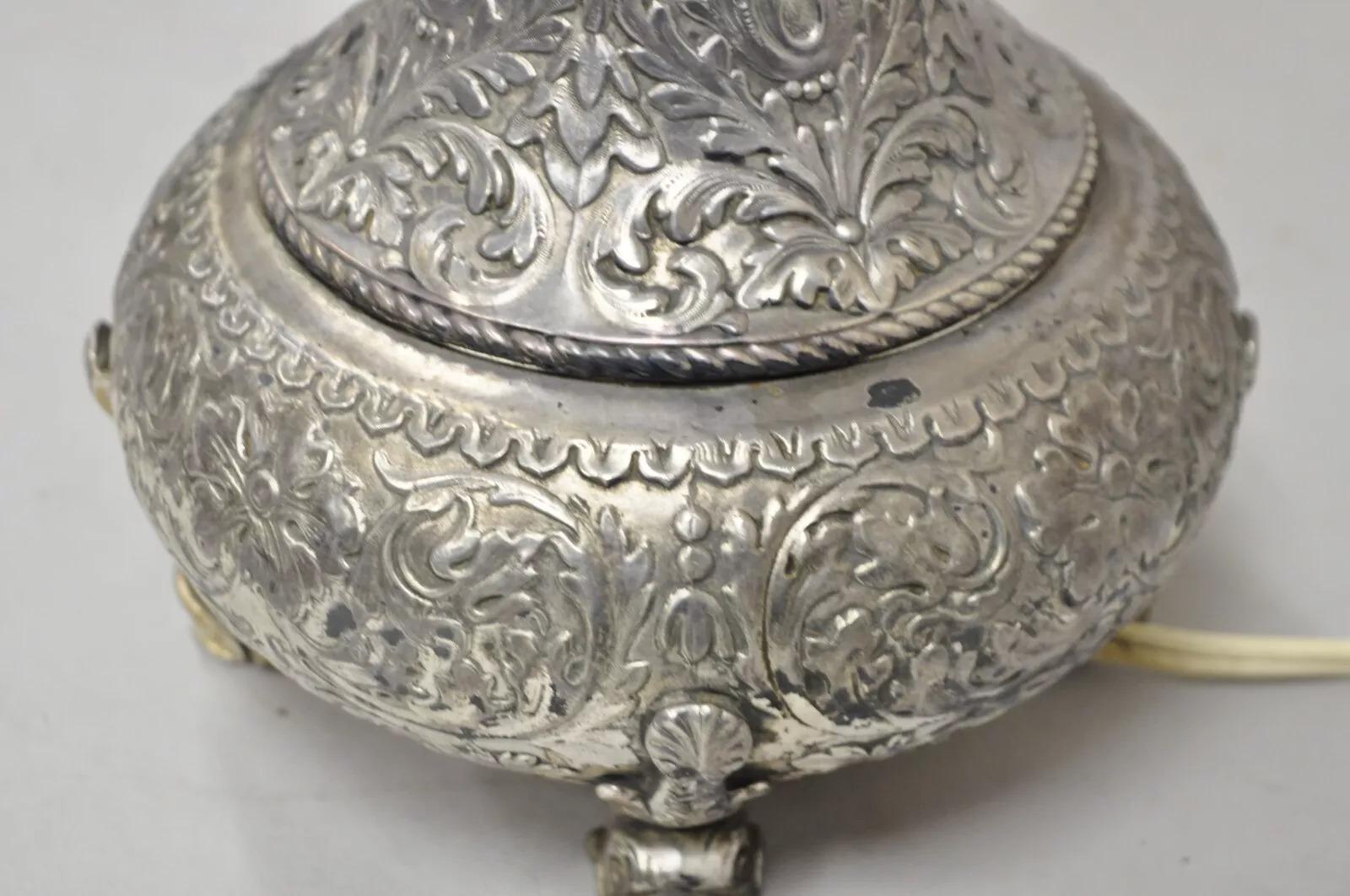 Antike englische viktorianische vergoldete Zinn-Tischlampe aus Silber mit Regency- Delphin-Füßen aus Silber im Angebot 4