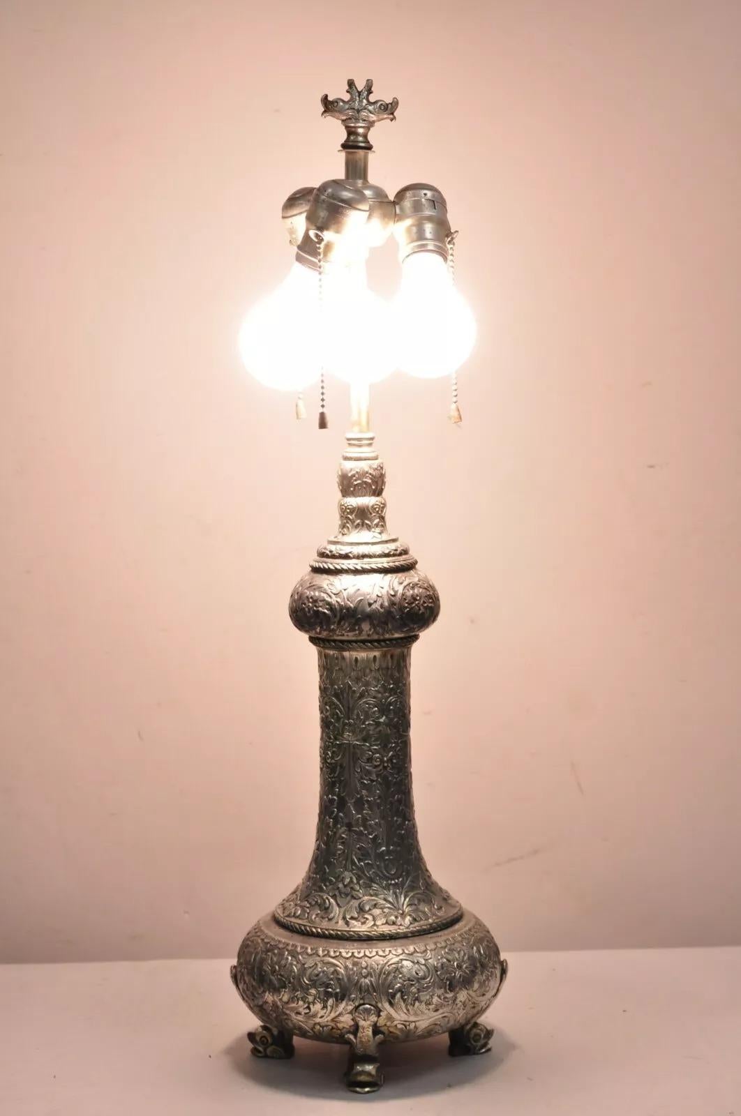 Antike englische viktorianische Silber vergoldet Zinn schwere Tischlampe mit Regency Dolphin Feet und drei Lichter. Das Stück zeichnet sich durch einen atemberaubenden floral repoussierten Korpus, dreifache Delphinfüße und die begehrte authentische