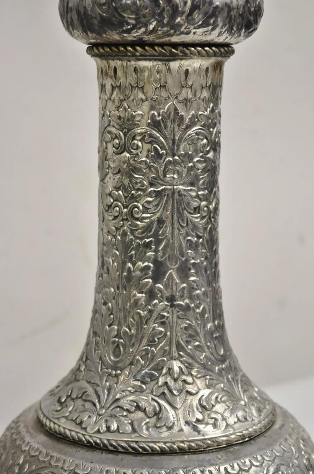 Antike englische viktorianische vergoldete Zinn-Tischlampe aus Silber mit Regency- Delphin-Füßen aus Silber (Viktorianisch) im Angebot
