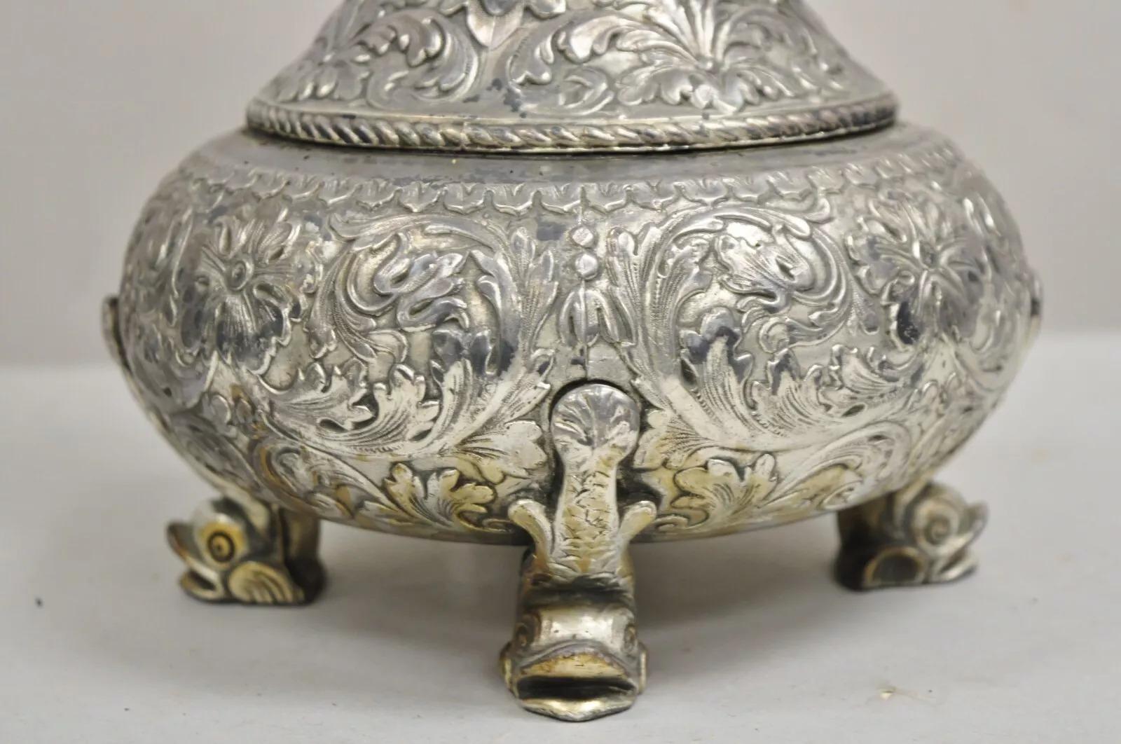 Antike englische viktorianische vergoldete Zinn-Tischlampe aus Silber mit Regency- Delphin-Füßen aus Silber (Unbekannt) im Angebot