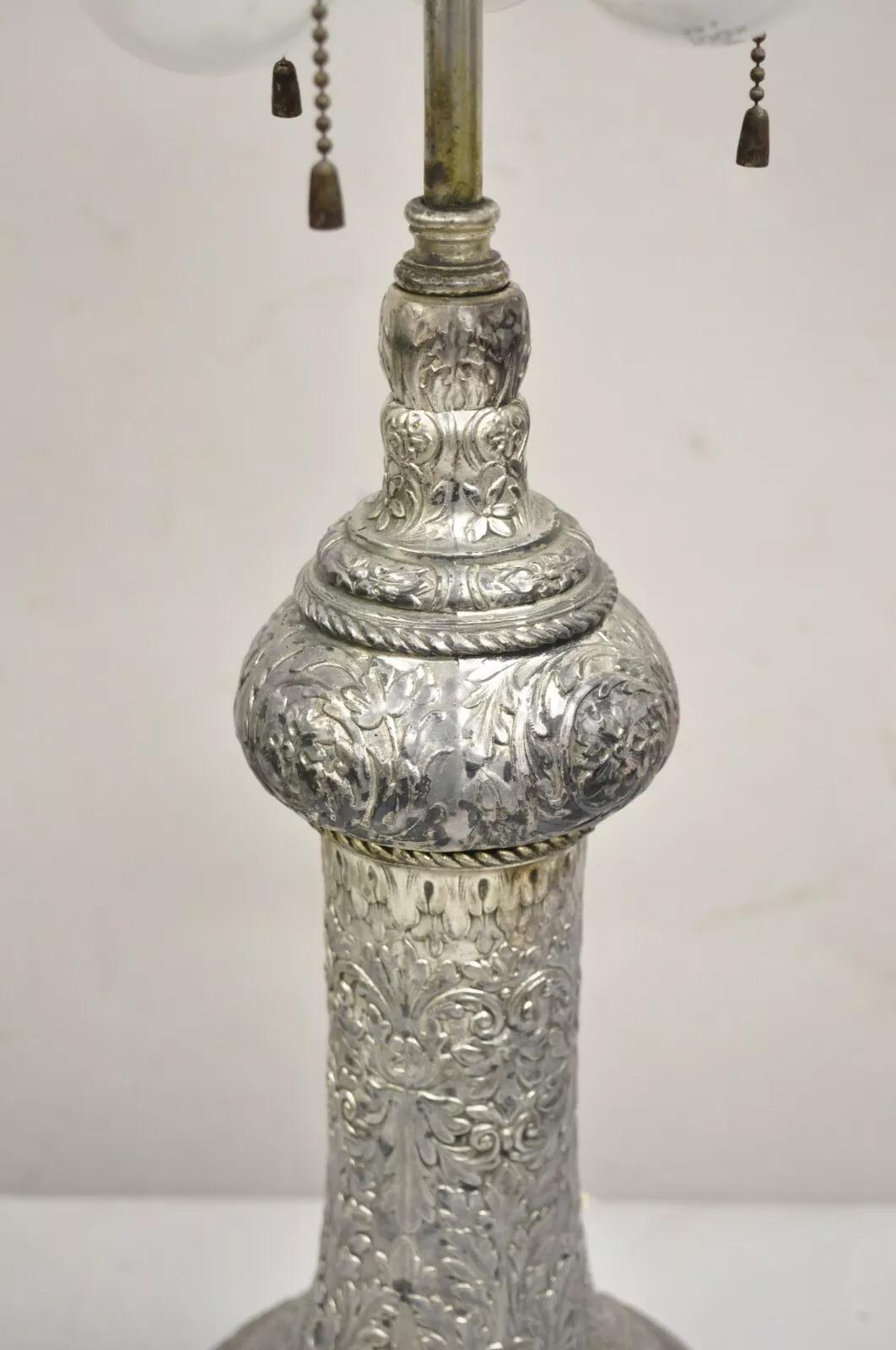 Antike englische viktorianische vergoldete Zinn-Tischlampe aus Silber mit Regency- Delphin-Füßen aus Silber (Metall) im Angebot