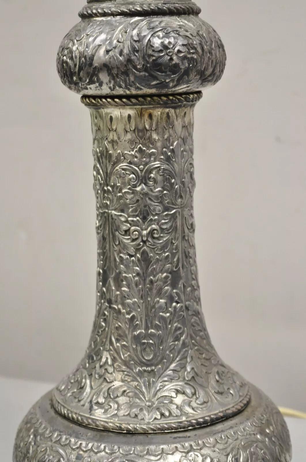 Antike englische viktorianische vergoldete Zinn-Tischlampe aus Silber mit Regency- Delphin-Füßen aus Silber im Angebot 2