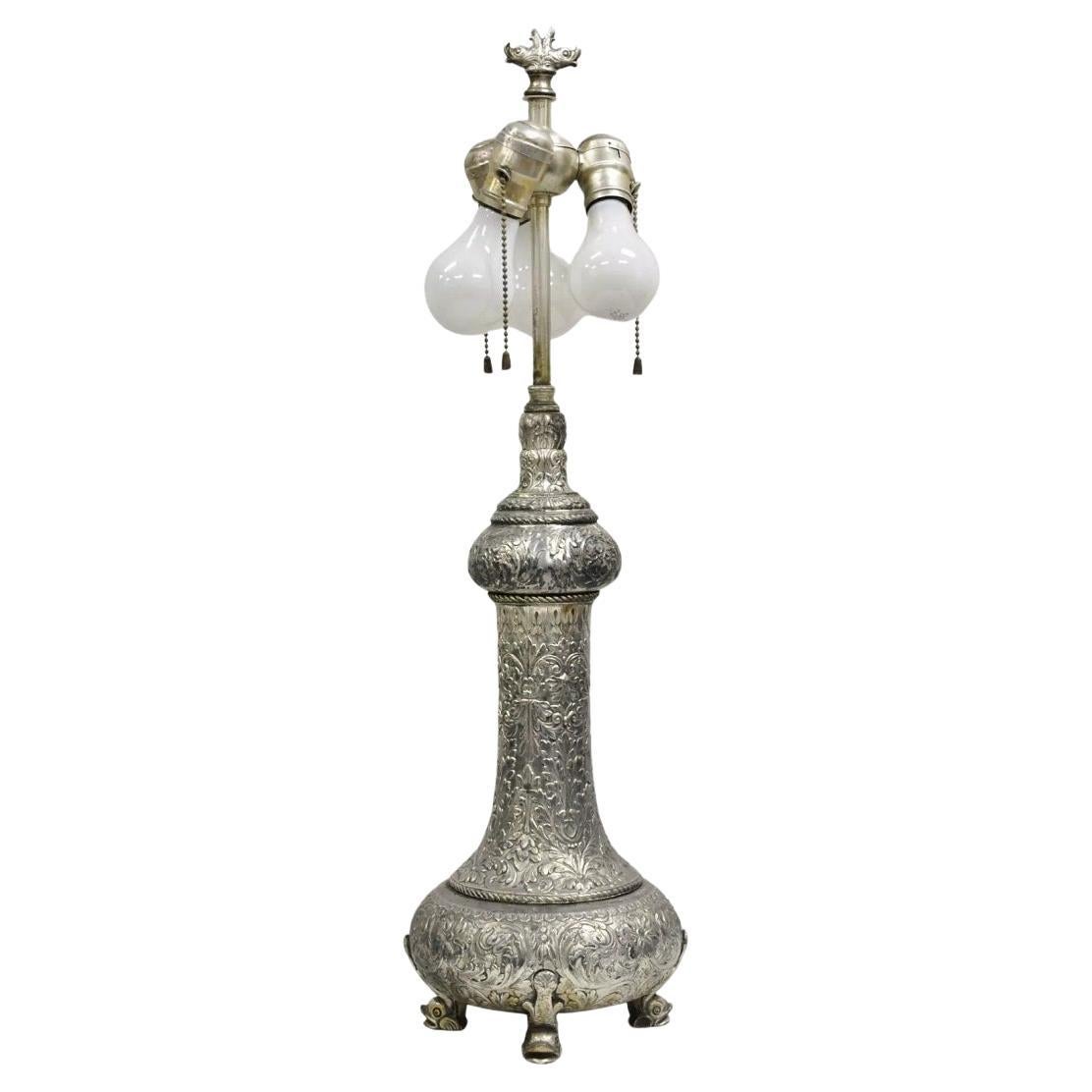 Antike englische viktorianische vergoldete Zinn-Tischlampe aus Silber mit Regency- Delphin-Füßen aus Silber im Angebot
