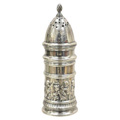 Shaker-couvert anglais victorien ancien en métal argenté représentant des chérubins figuratifs