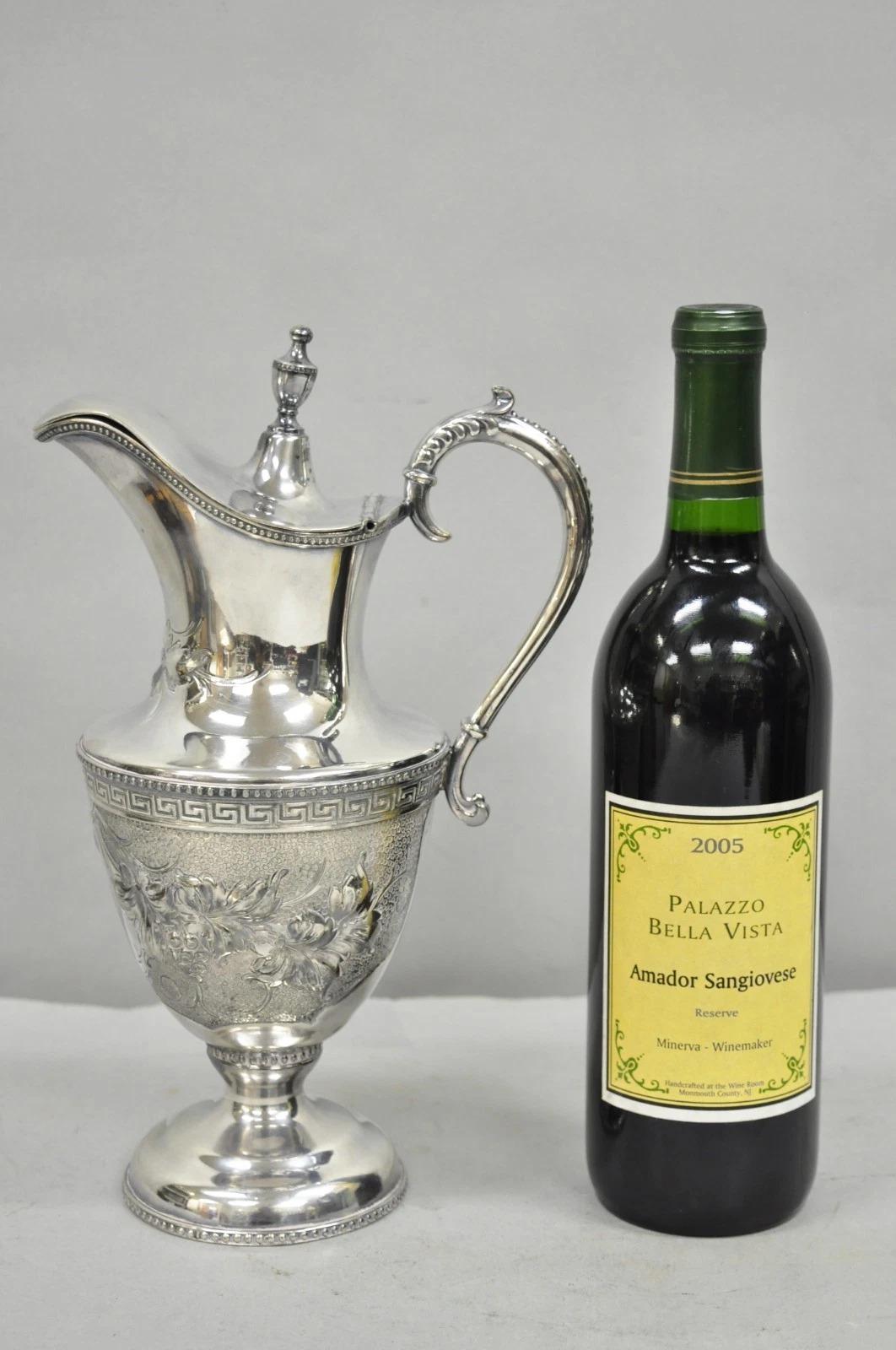 Antica caffettiera inglese vittoriana in argento placcato floreale con ornamento a forma di urna. Circa all'inizio del XX secolo. Misure: 11