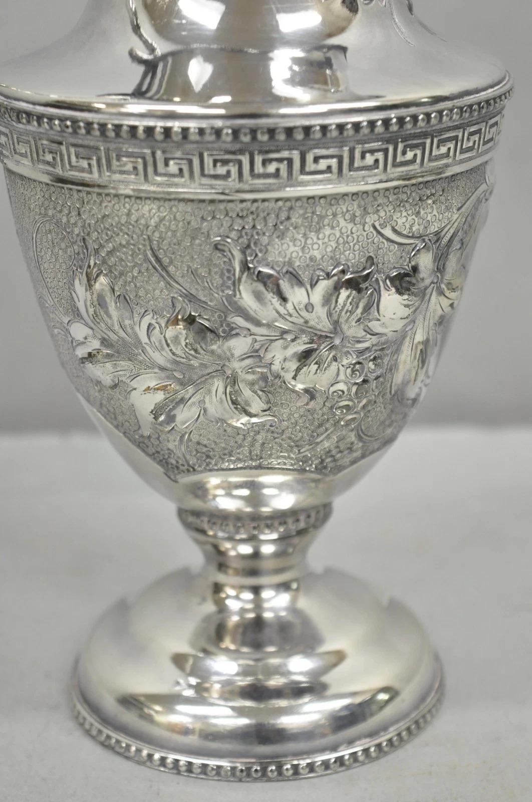 Vittoriano Antica caffettiera inglese vittoriana placcata d'argento a spuma floreale Teiera in vendita