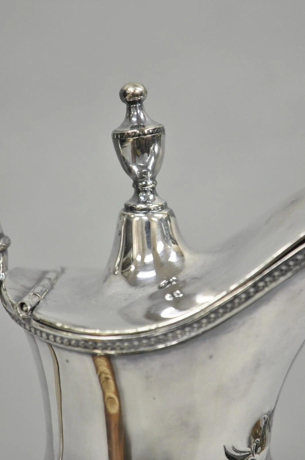 XX secolo Antica caffettiera inglese vittoriana placcata d'argento a spuma floreale Teiera in vendita