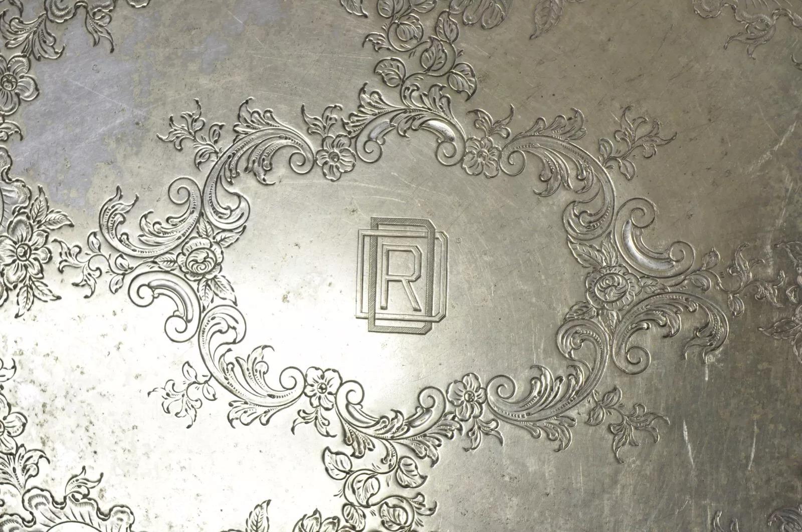 Antigua bandeja ovalada victoriana inglesa bañada en plata con monograma 