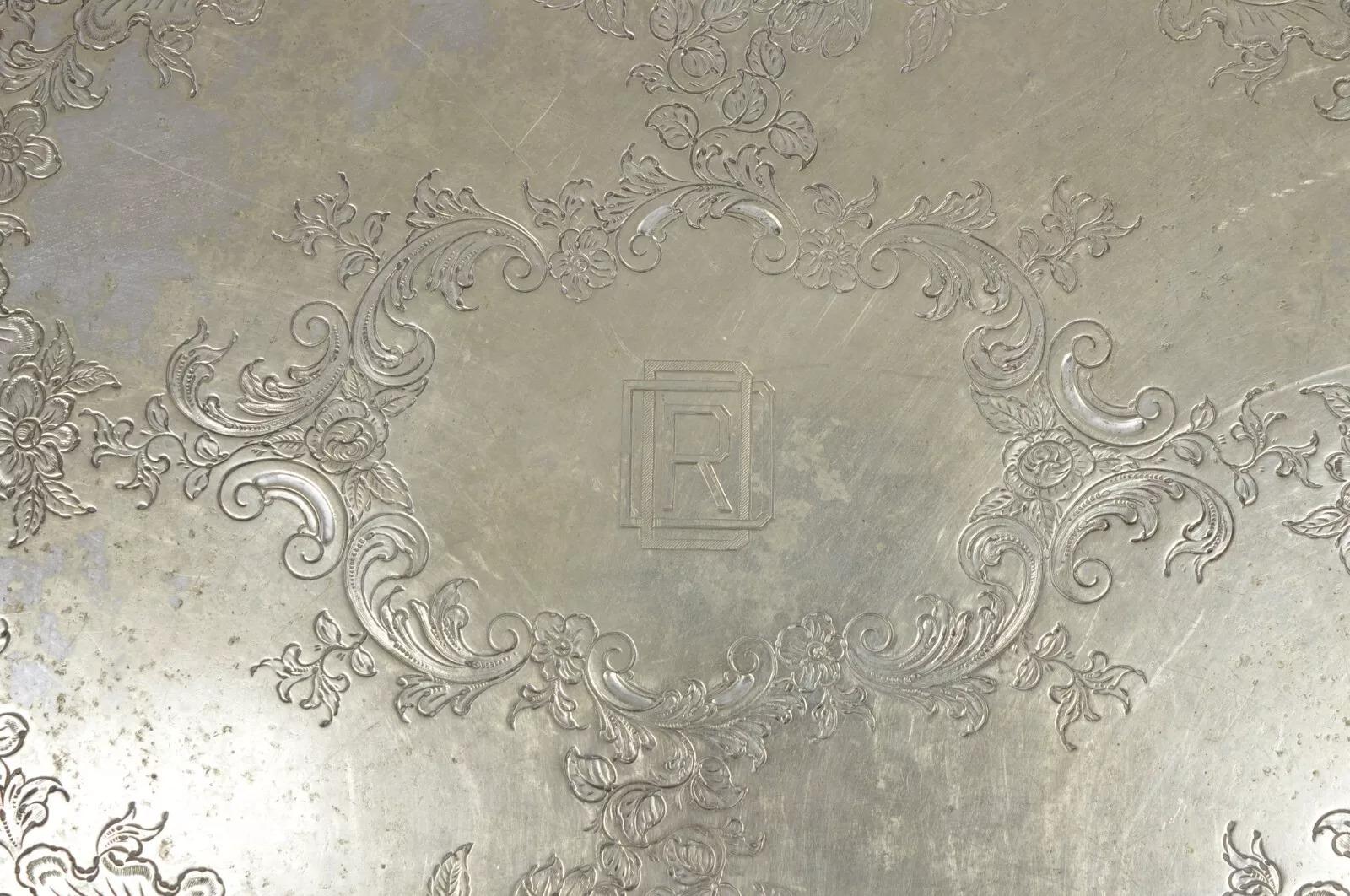 Antigua bandeja ovalada victoriana inglesa bañada en plata con monograma 