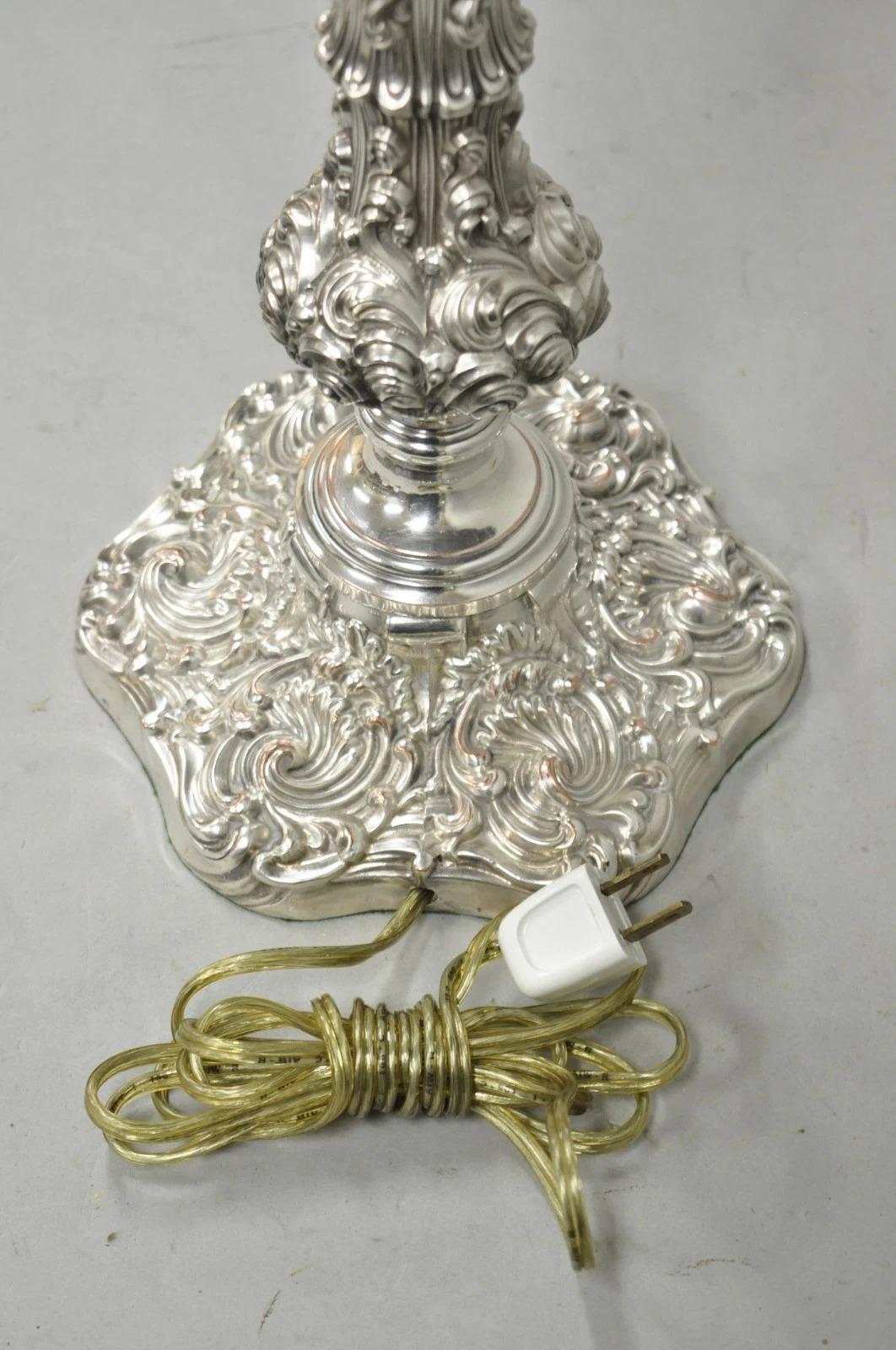 Antique English Victorian Scroll Repousse Silver Plated Candlestick Table Lamp en vente 3