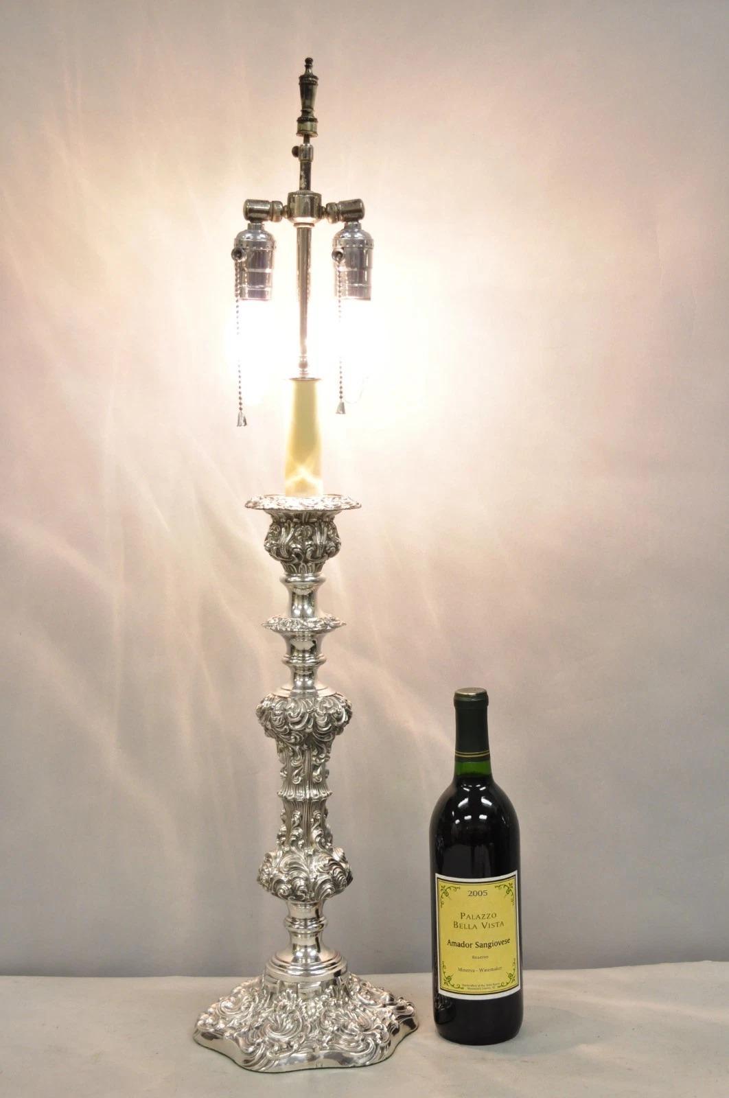 Ancienne lampe de table de type chandelier Victorien en argent repoussé à volutes. Circa Early 20th Century. Dimensions : 32