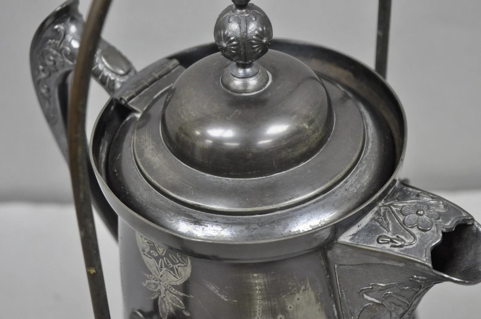 Antique English Victorian Tilting Coffee Pot on Stand with Engraving (cafetière à bascule sur pied avec gravure) en vente 4